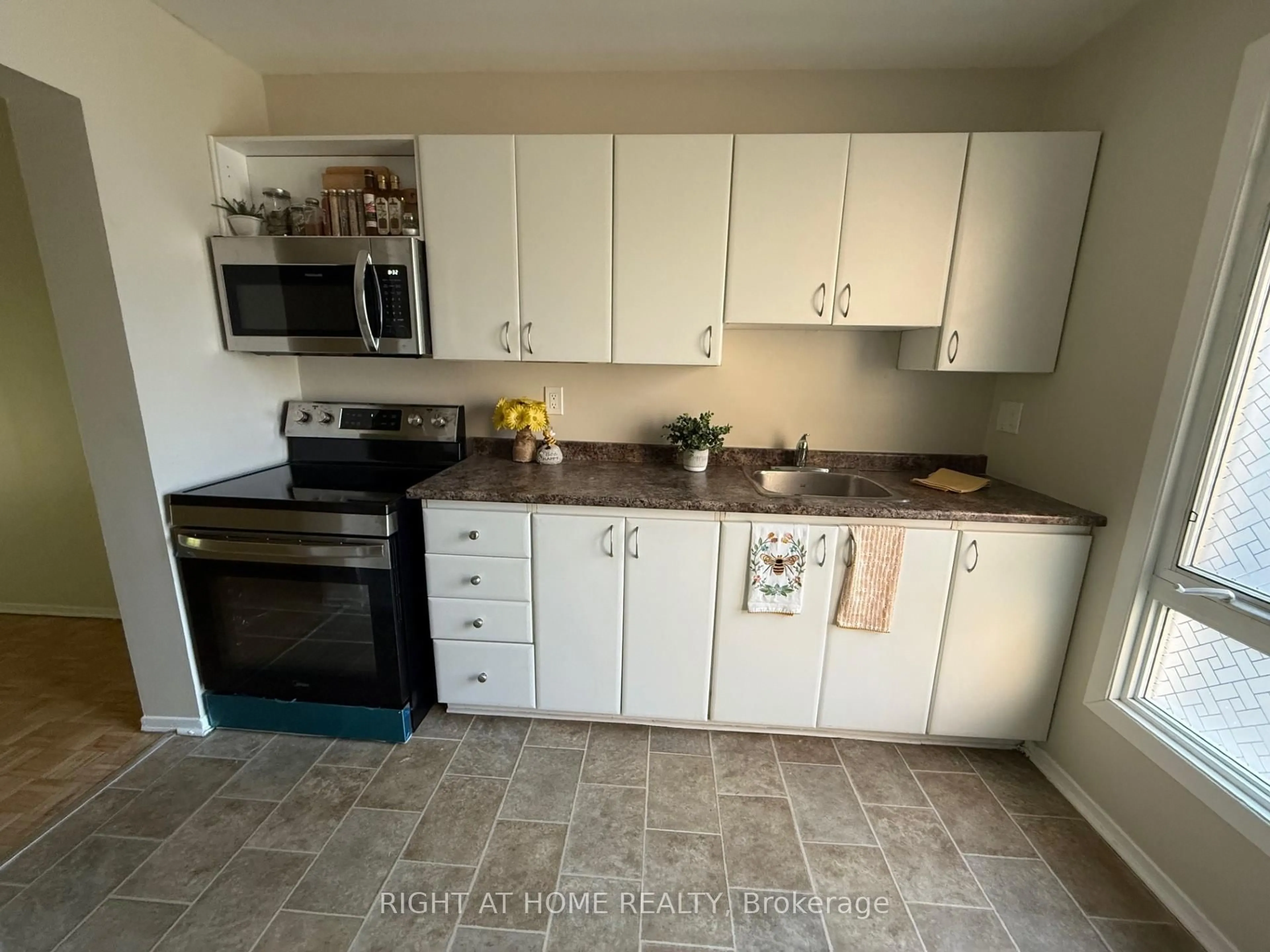 Standard kitchen, ceramic/tile floor for 6261 Castille Crt, Ottawa Ontario K1C 1X4