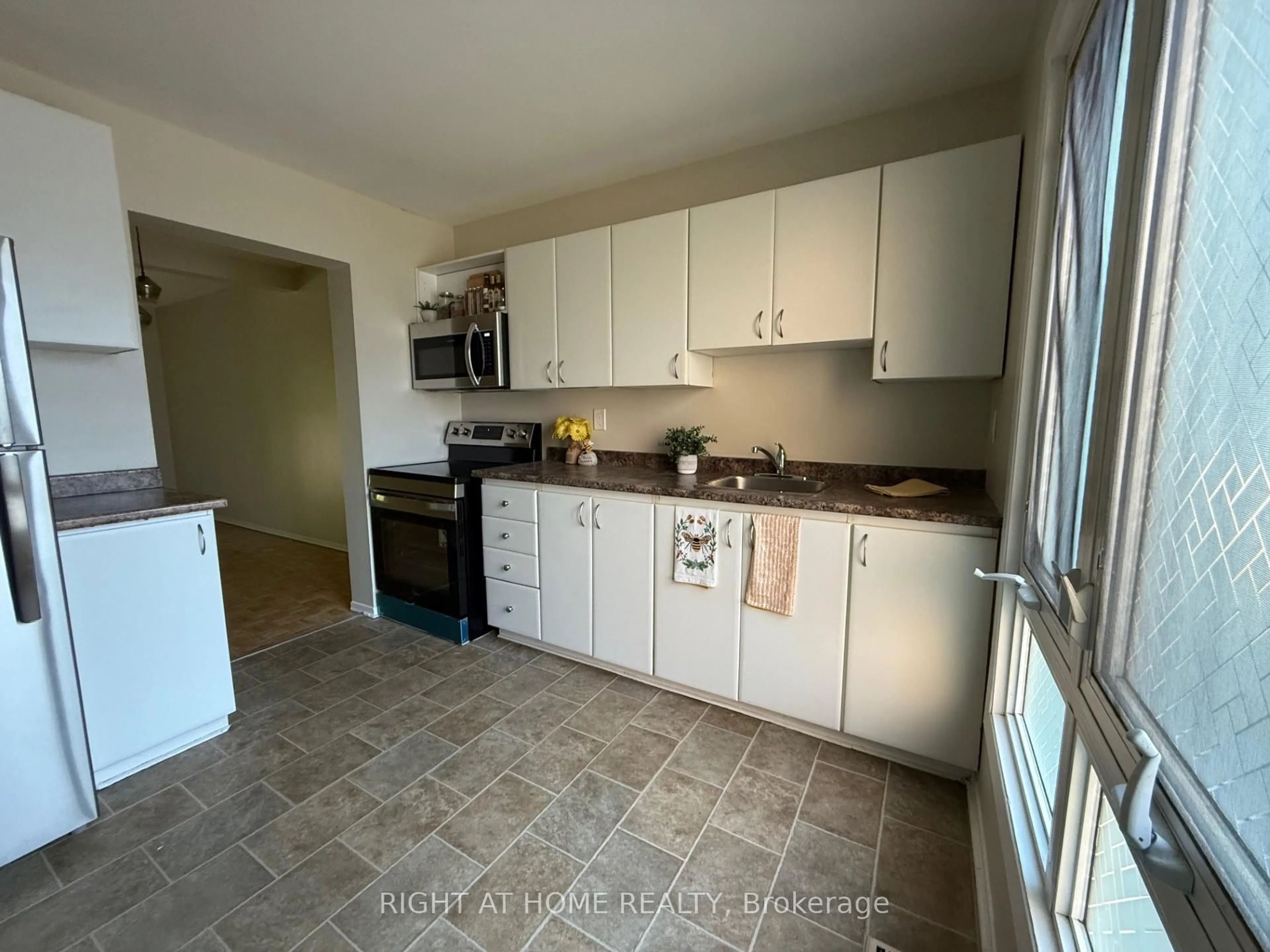 Standard kitchen, unknown for 6261 Castille Crt, Ottawa Ontario K1C 1X4