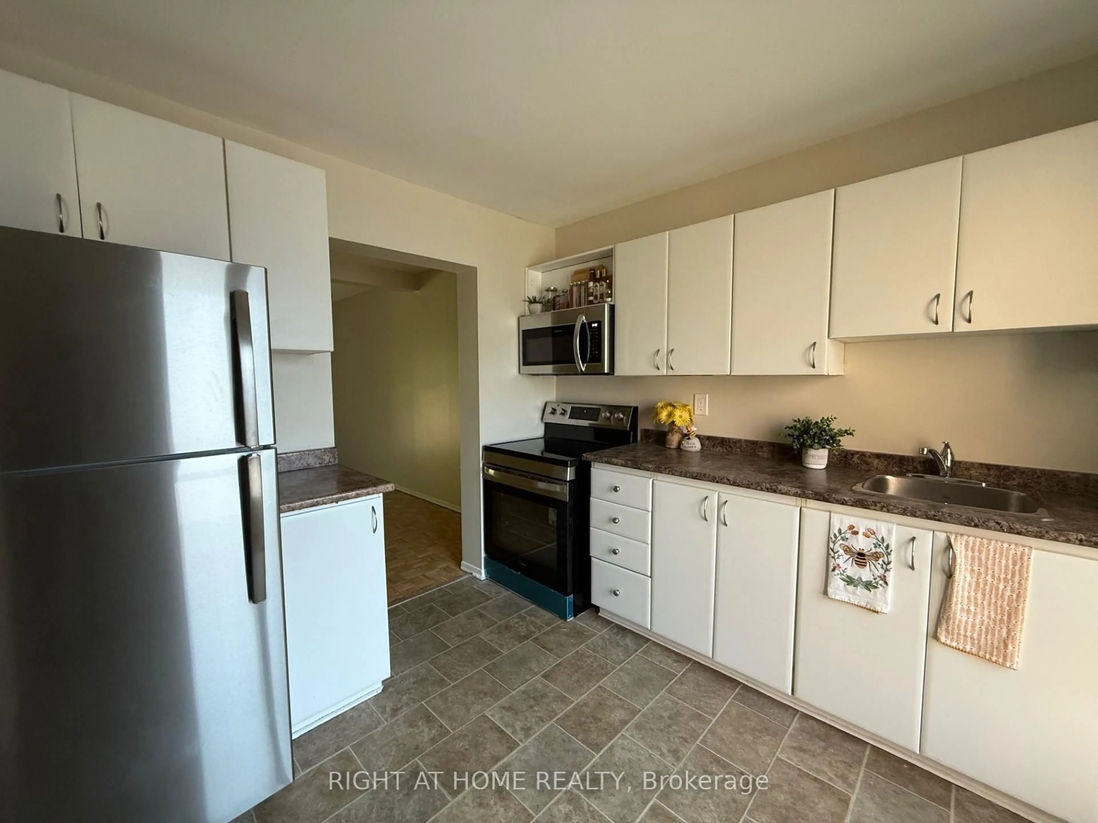 Standard kitchen, unknown for 6261 Castille Crt, Ottawa Ontario K1C 1X4