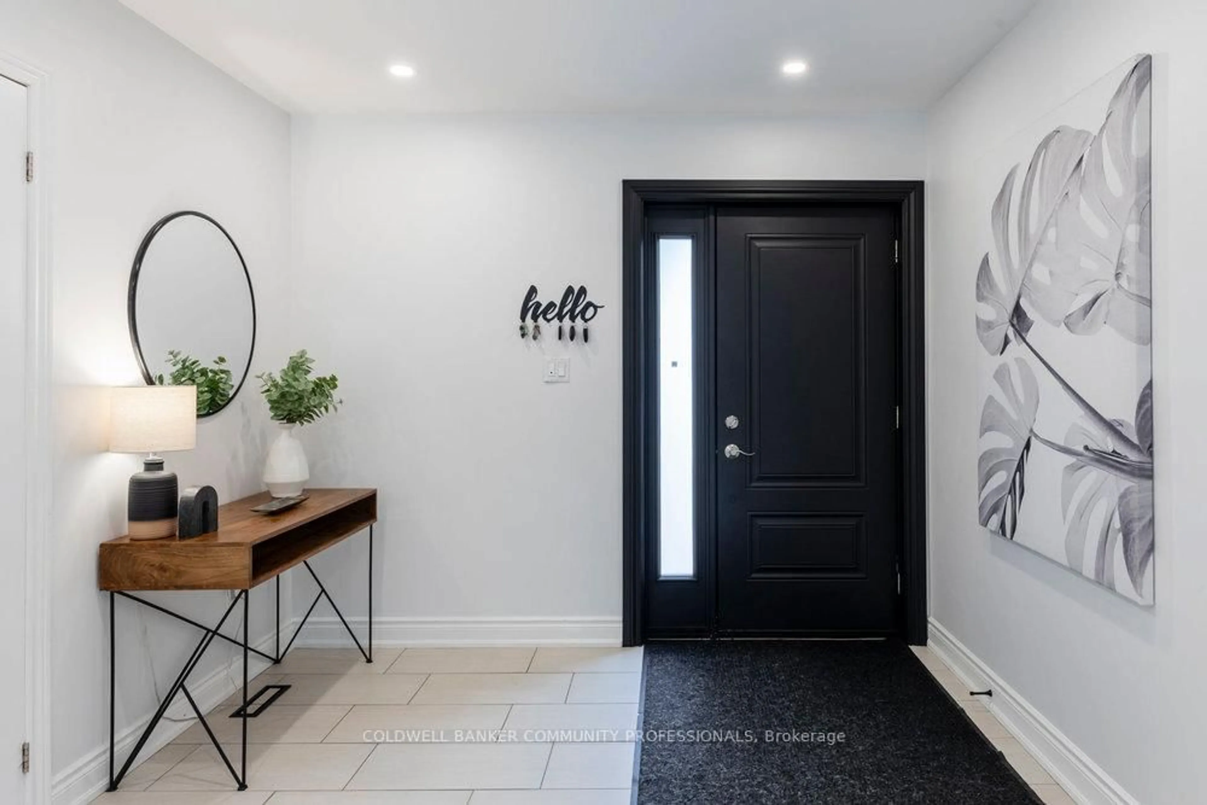 Indoor entryway for 32 Galbraith Dr, Hamilton Ontario L8G 1Z8