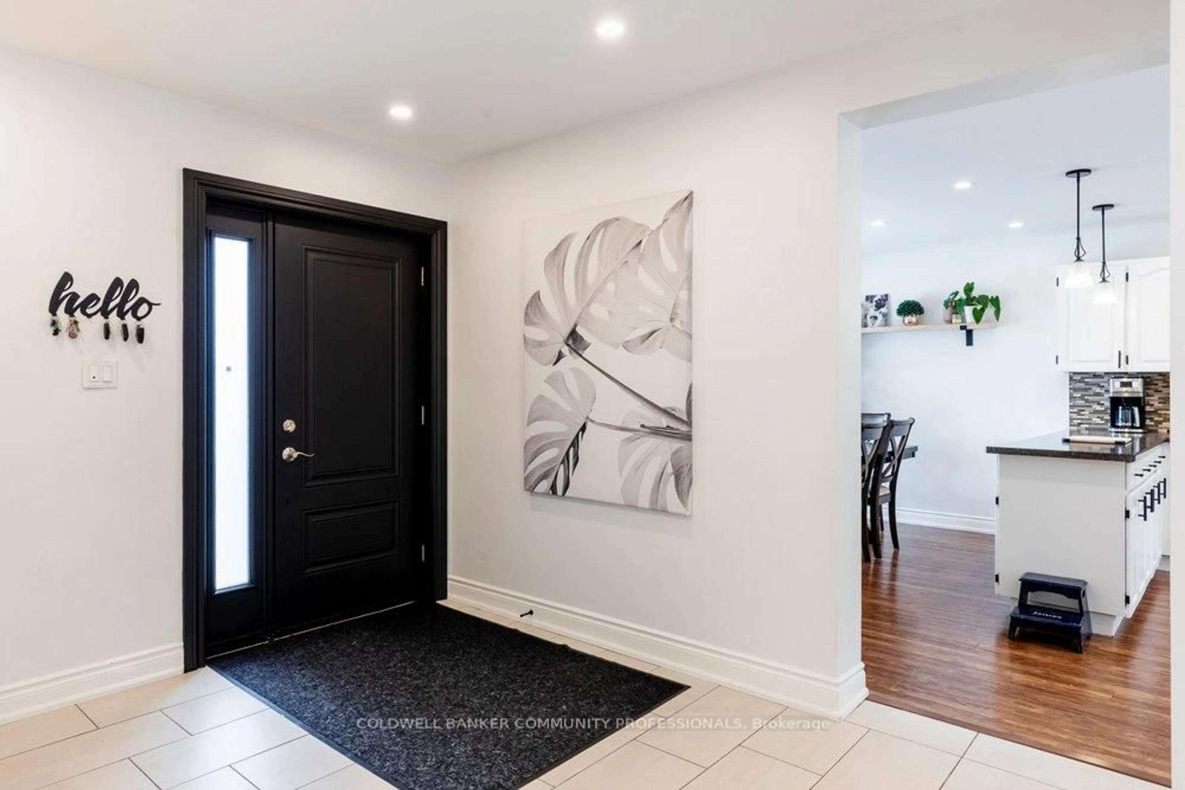 Indoor entryway for 32 Galbraith Dr, Hamilton Ontario L8G 1Z8
