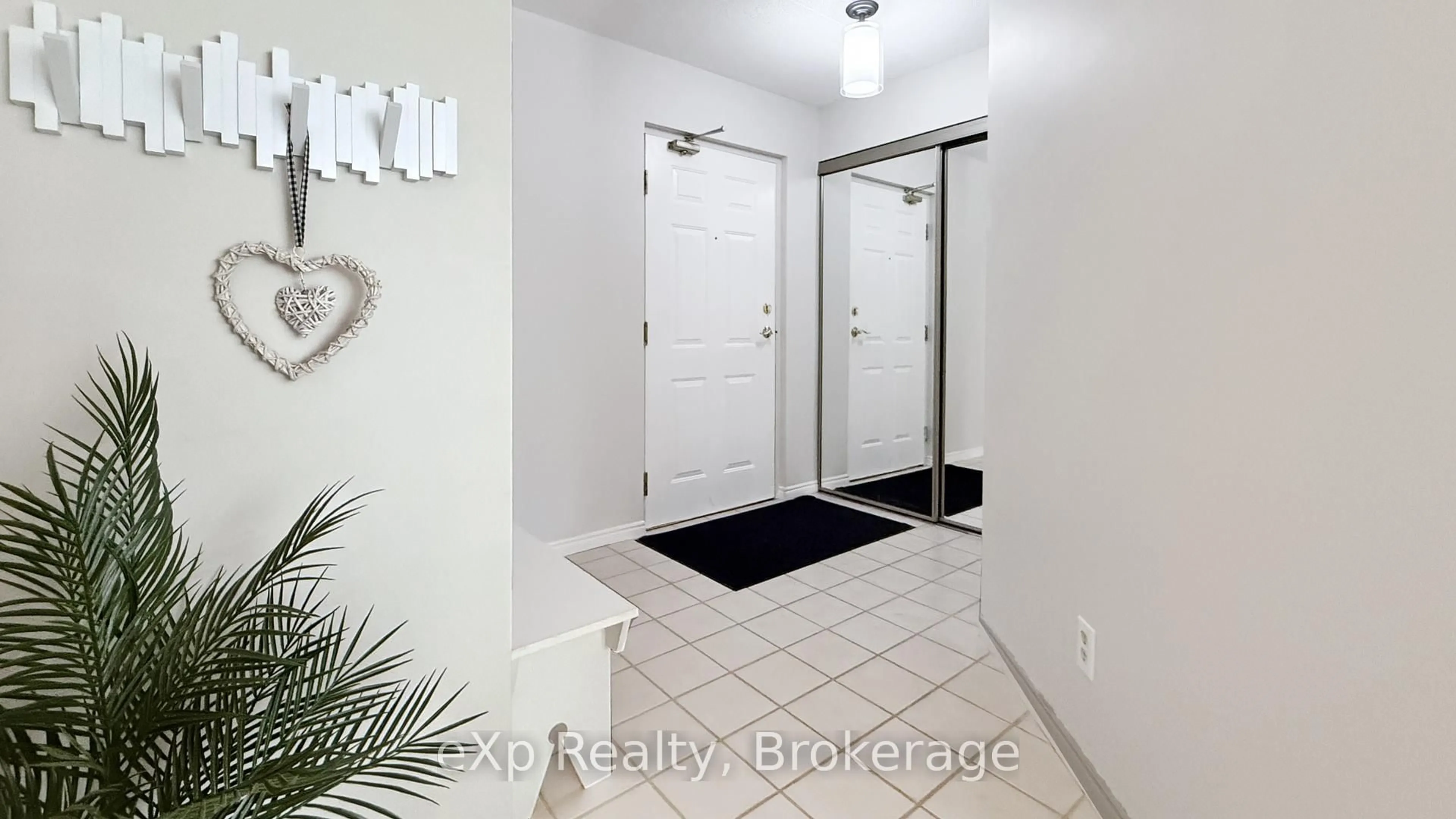 Indoor entryway for 536 11th Ave #404, Hanover Ontario N4N 2S4