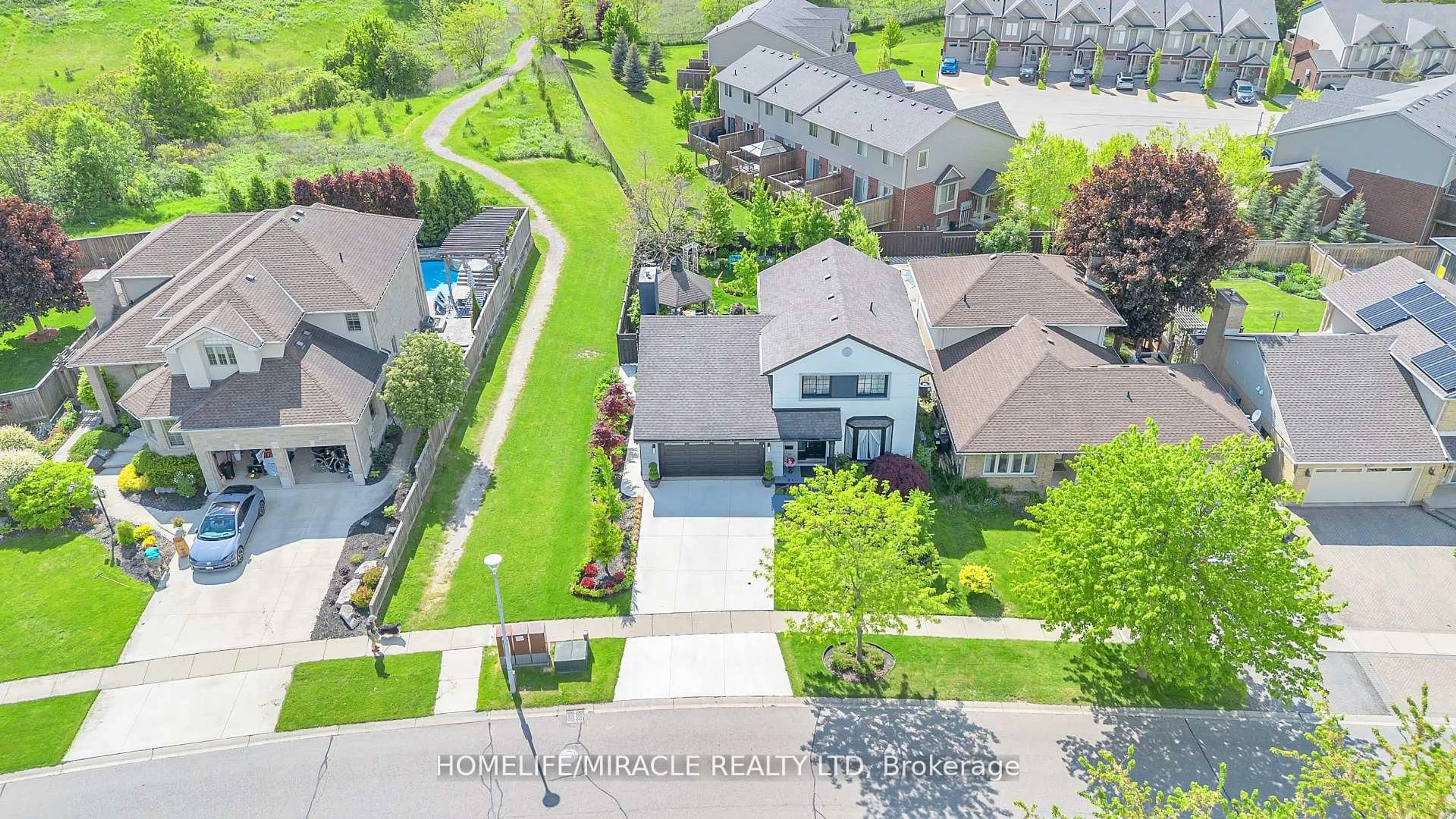 A pic from outside/outdoor area/front of a property/back of a property/a pic from drone, street for 228 Ferguson Dr, Woodstock Ontario N4V 1A6