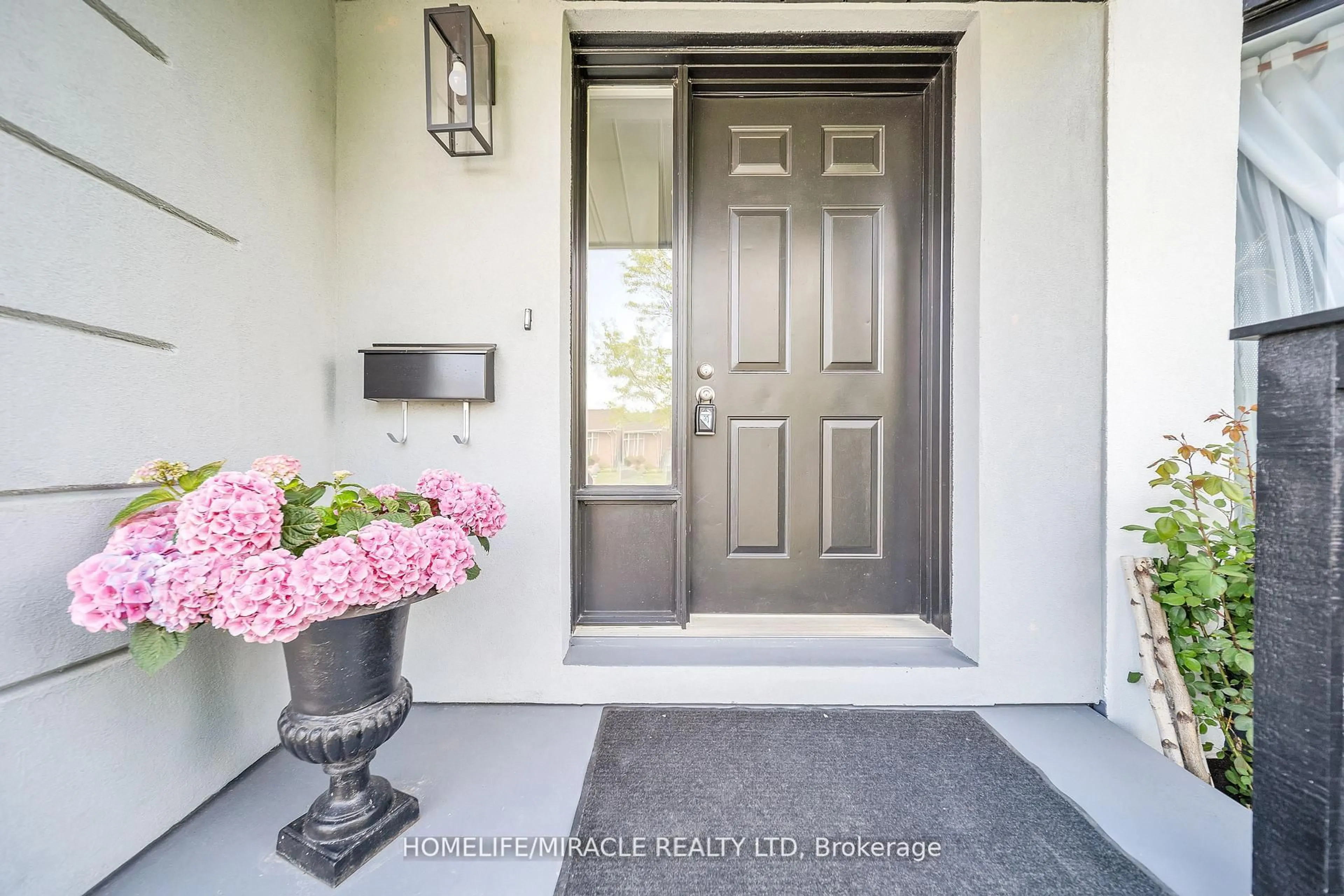 Indoor entryway for 228 Ferguson Dr, Woodstock Ontario N4V 1A6