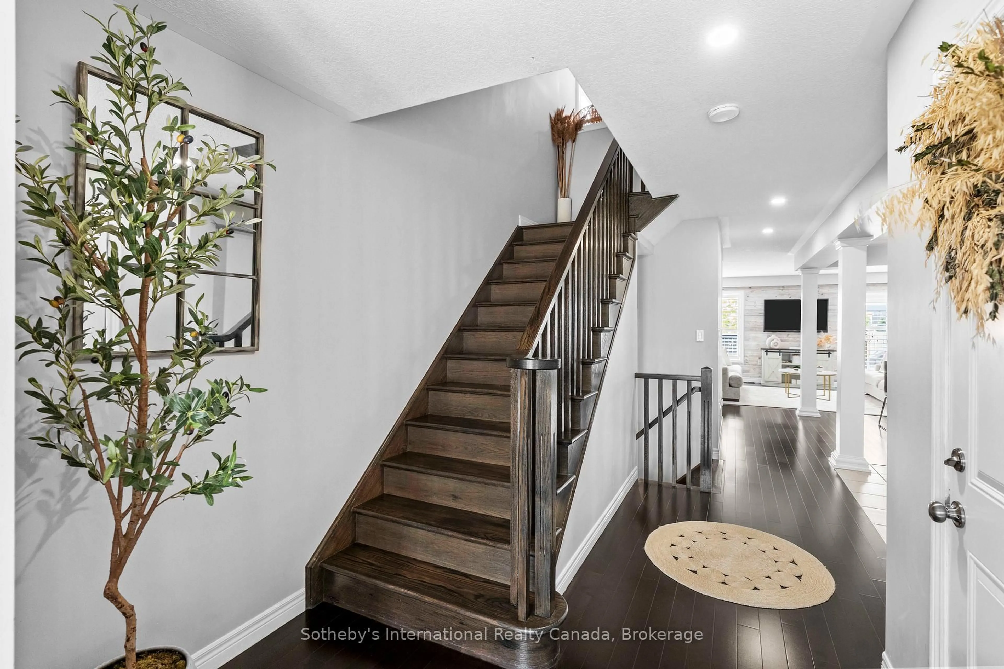 Indoor entryway for 356 Pinehill Dr, Hamilton Ontario L0R 1P0