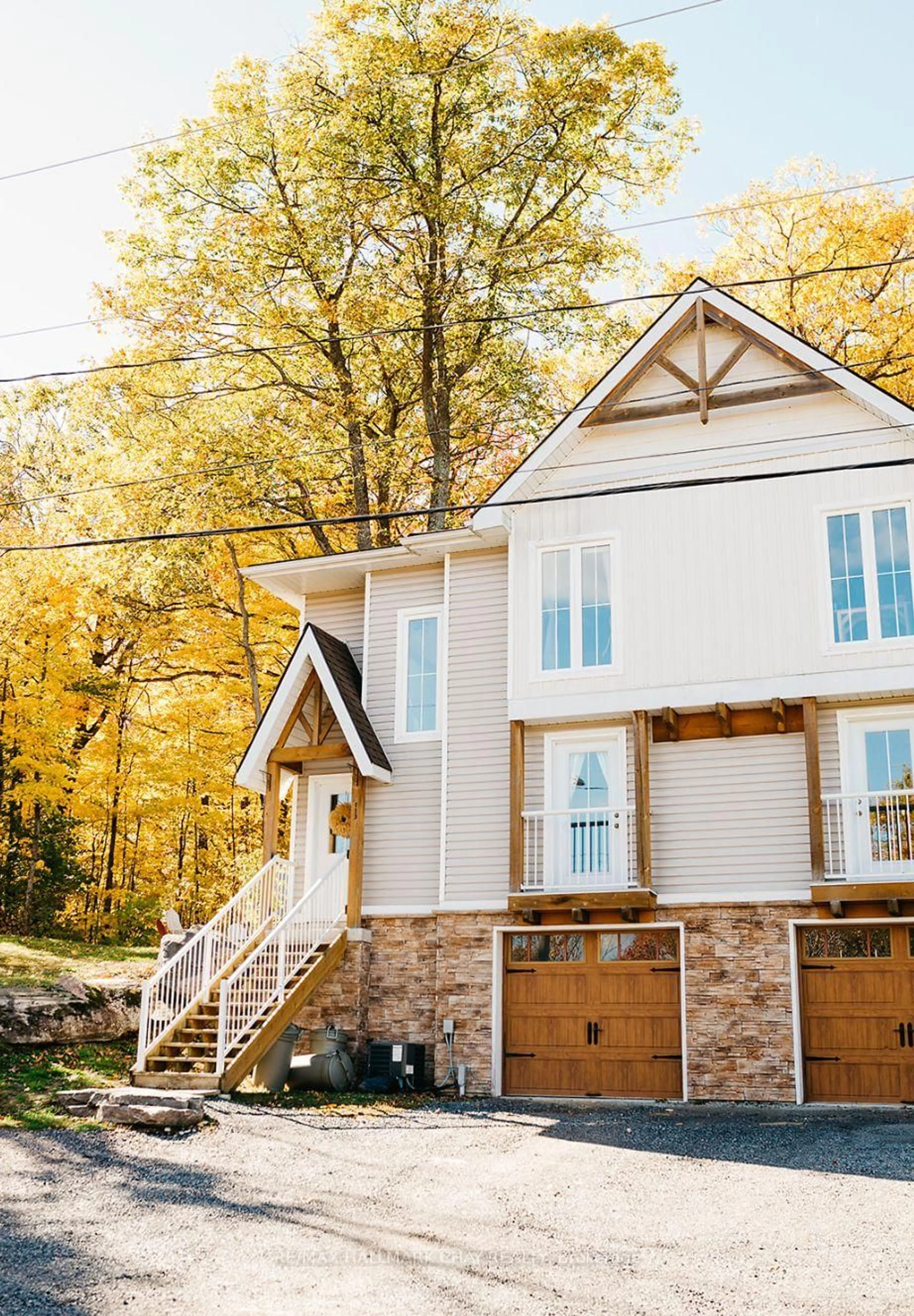 Home with vinyl exterior material, street for 113 Revell St, Gravenhurst Ontario P1P 0E3