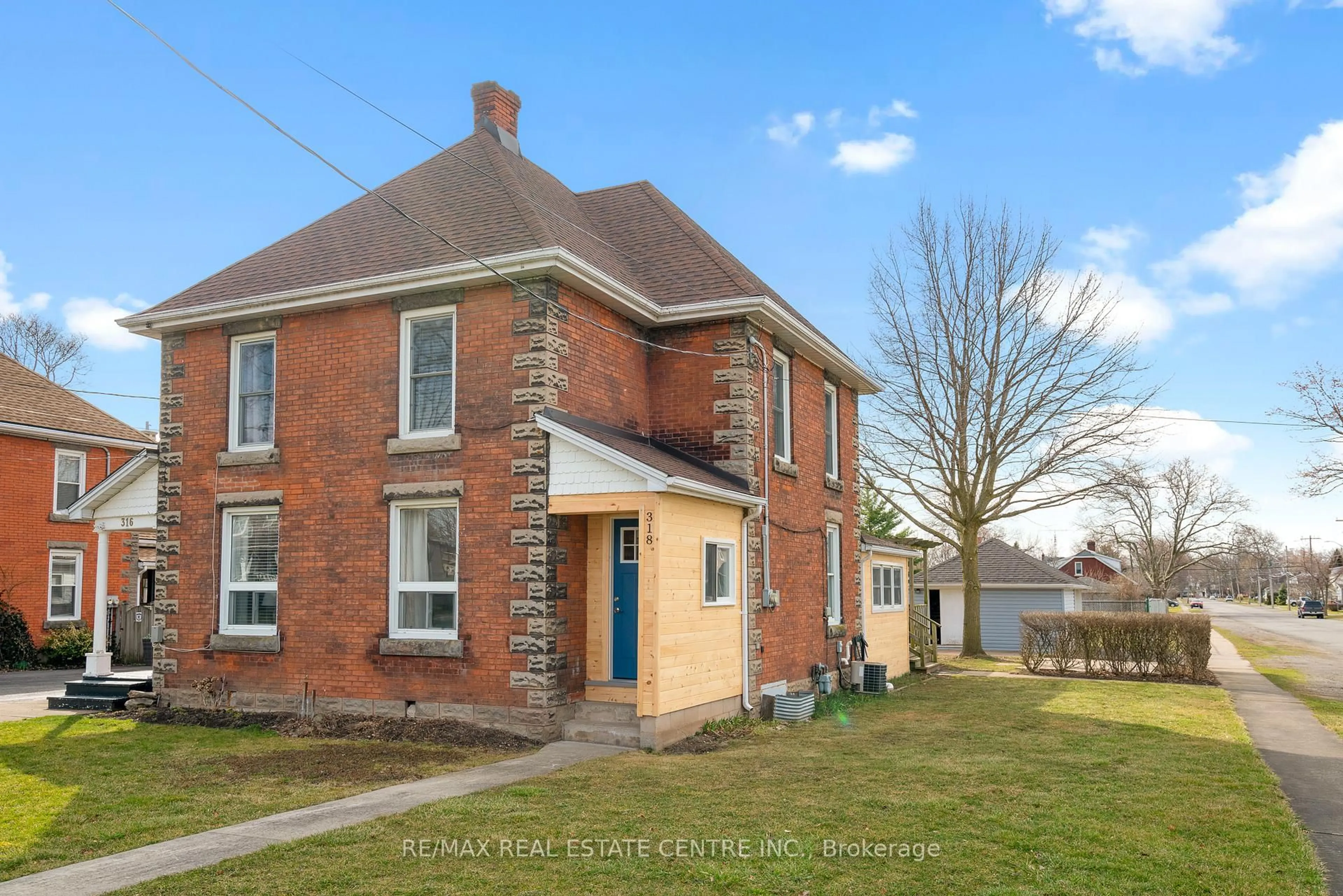 A pic from outside/outdoor area/front of a property/back of a property/a pic from drone, building for 318 Clarence St, Port Colborne Ontario L3K 3G8