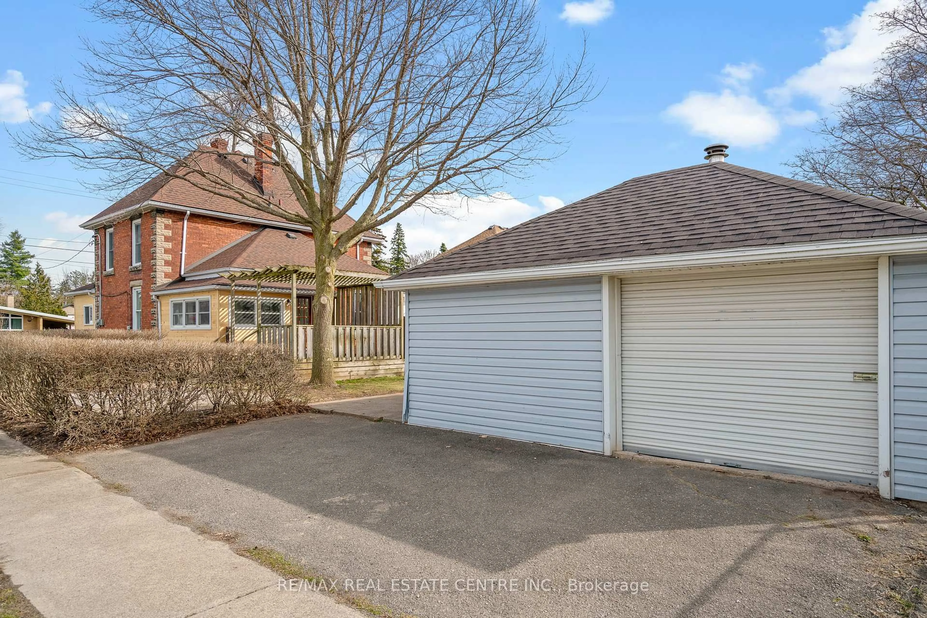 A pic from outside/outdoor area/front of a property/back of a property/a pic from drone, street for 318 Clarence St, Port Colborne Ontario L3K 3G8