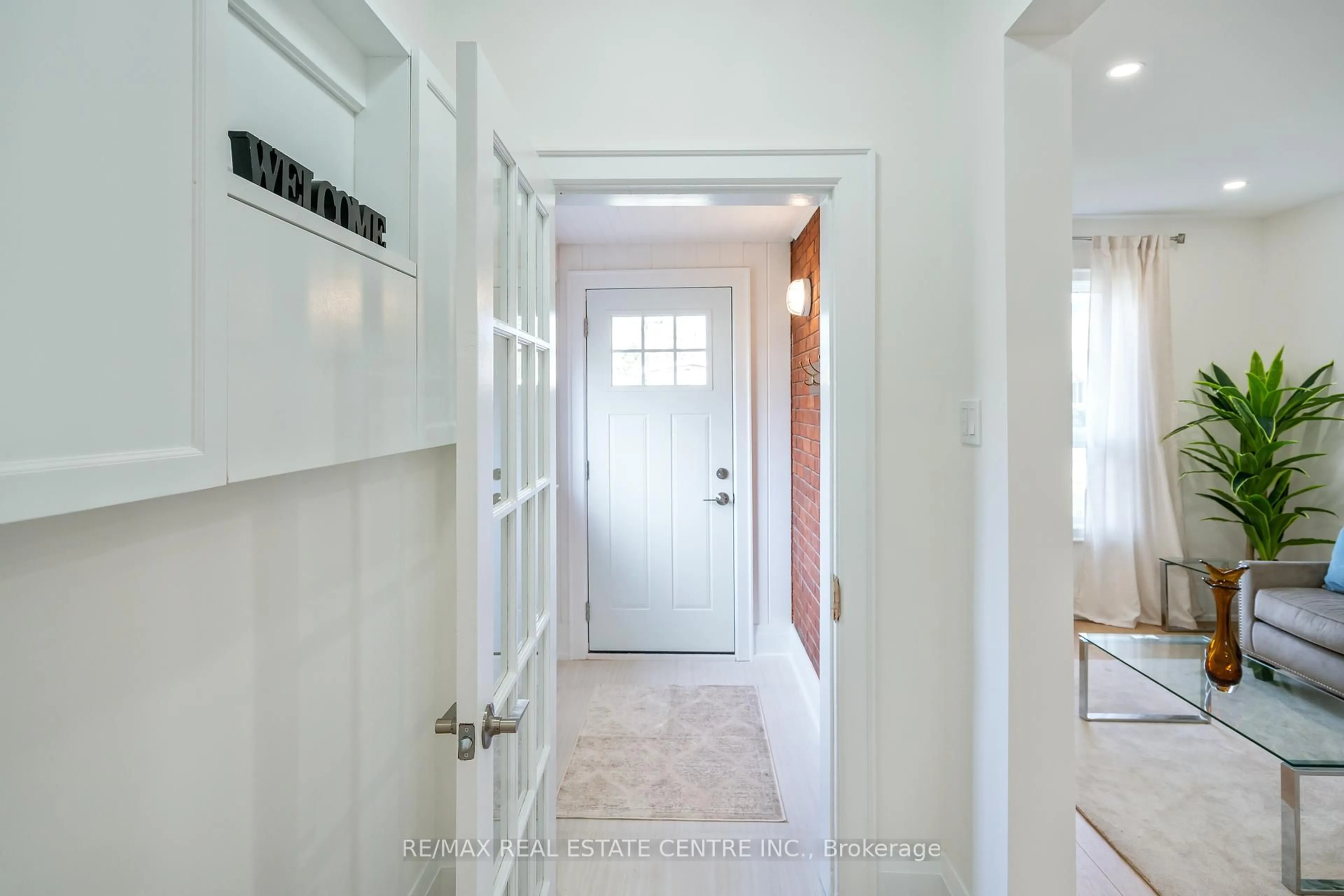 Indoor entryway for 318 Clarence St, Port Colborne Ontario L3K 3G8