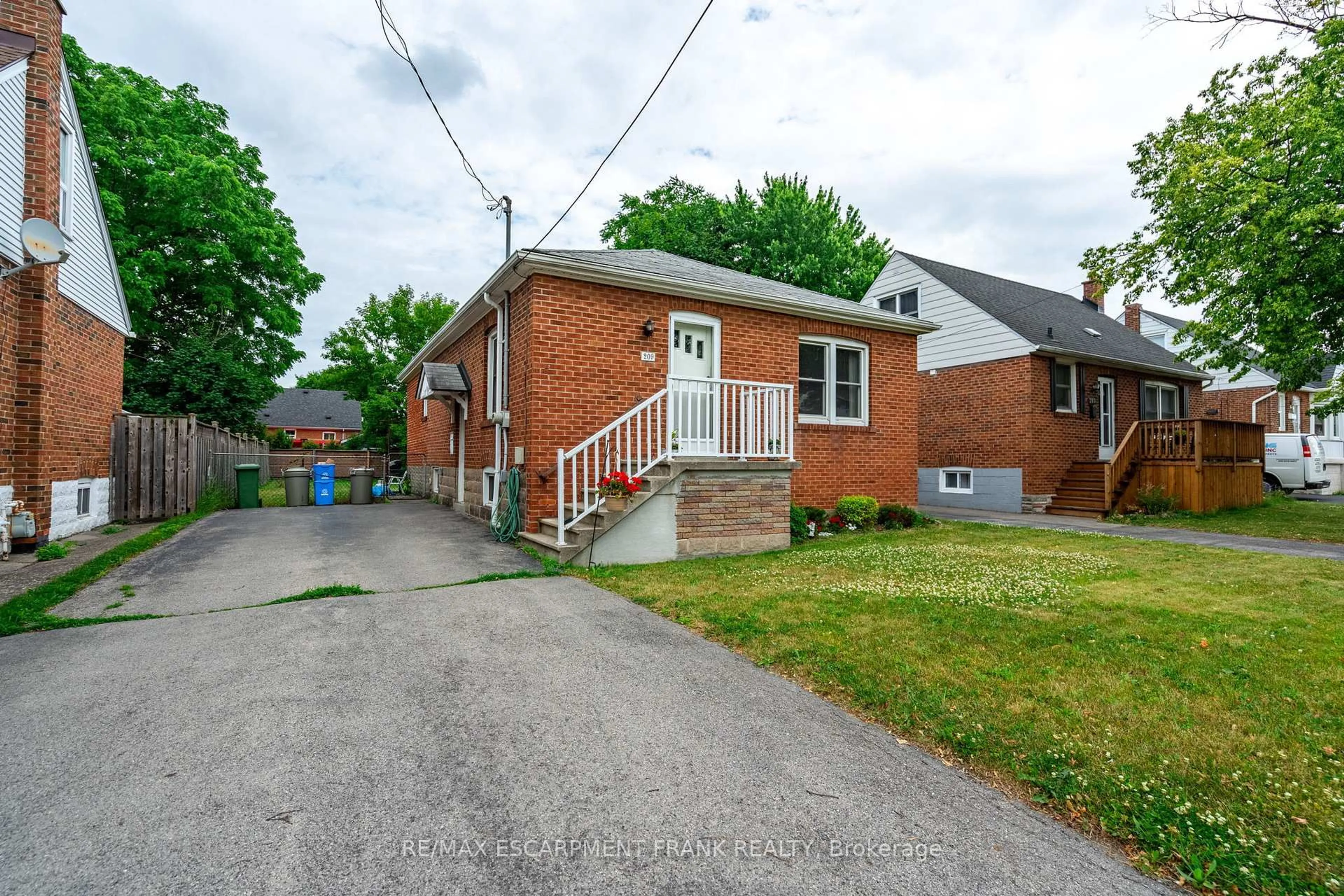 Home with brick exterior material, street for 209 EAST 13TH St, Hamilton Ontario L9A 3Z6