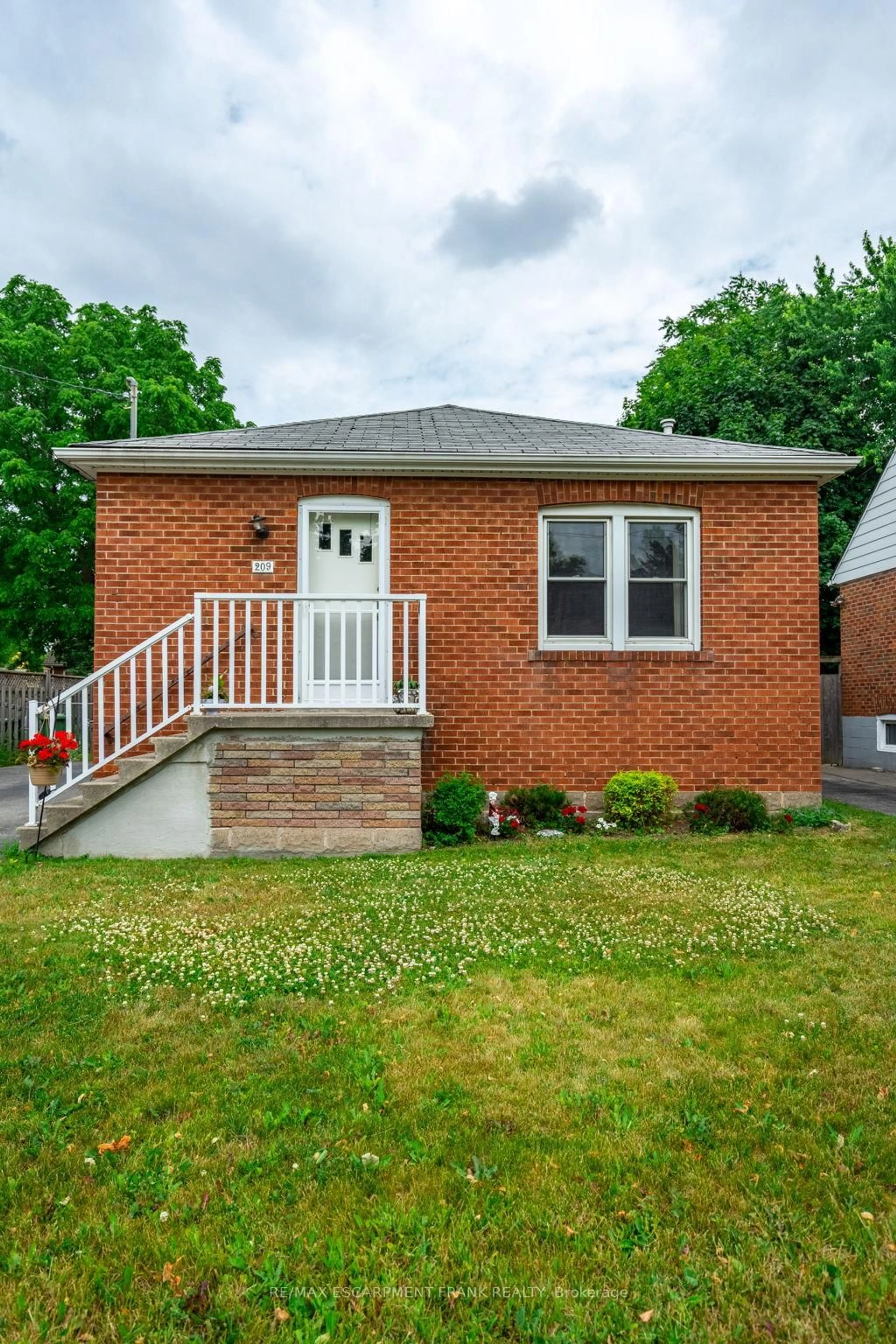 Home with brick exterior material, street for 209 EAST 13TH St, Hamilton Ontario L9A 3Z6