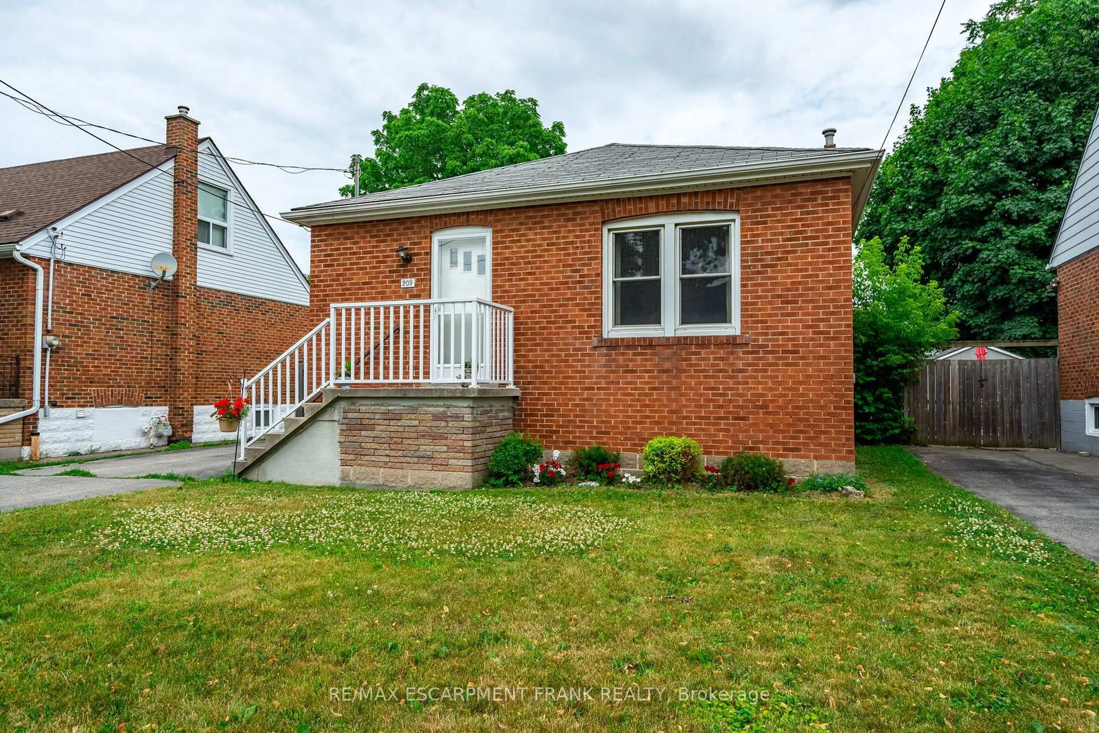 Home with brick exterior material, street for 209 EAST 13TH St, Hamilton Ontario L9A 3Z6