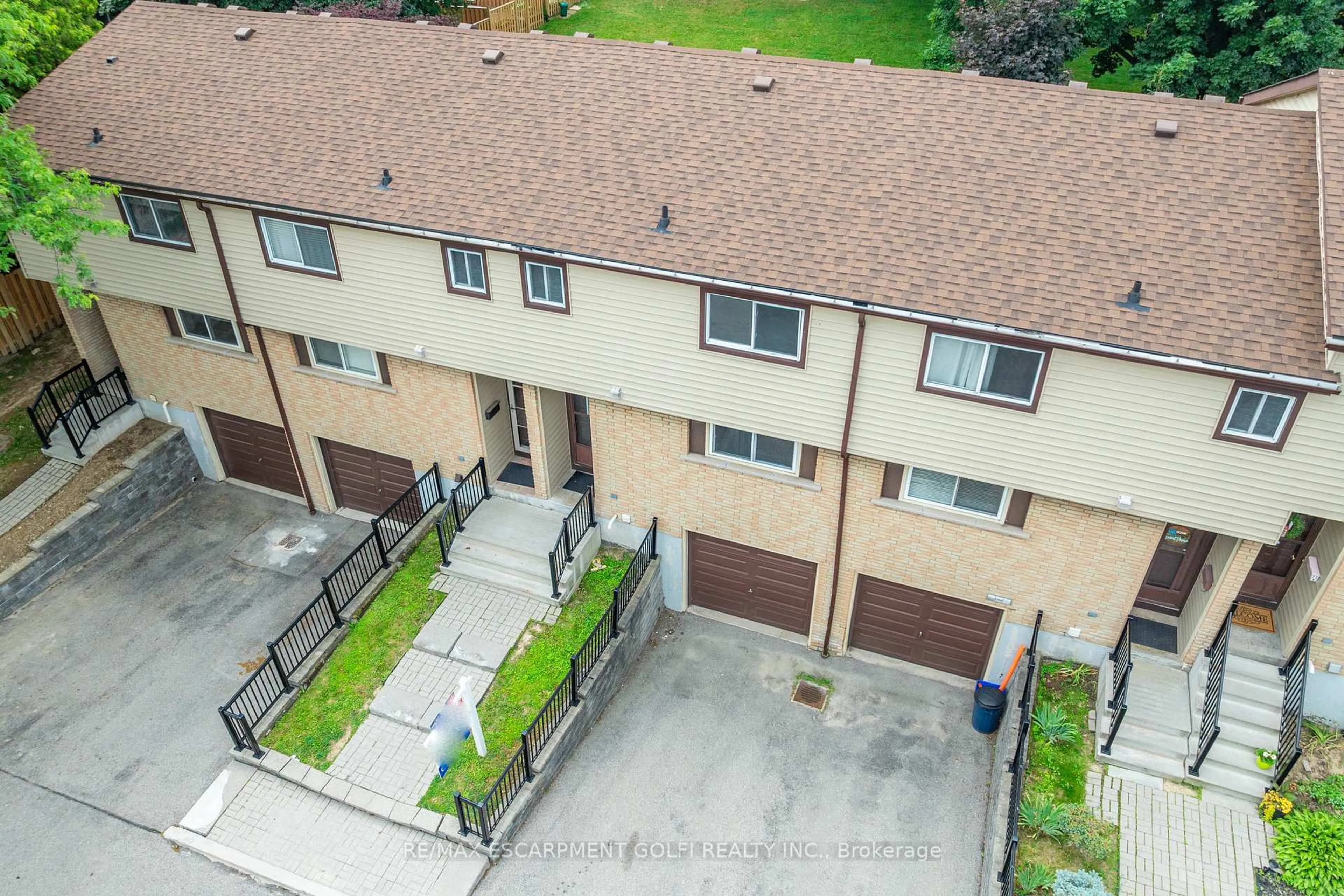 A pic from outside/outdoor area/front of a property/back of a property/a pic from drone, street for 1550 Garth St #25A, Hamilton Ontario L9B 1T3