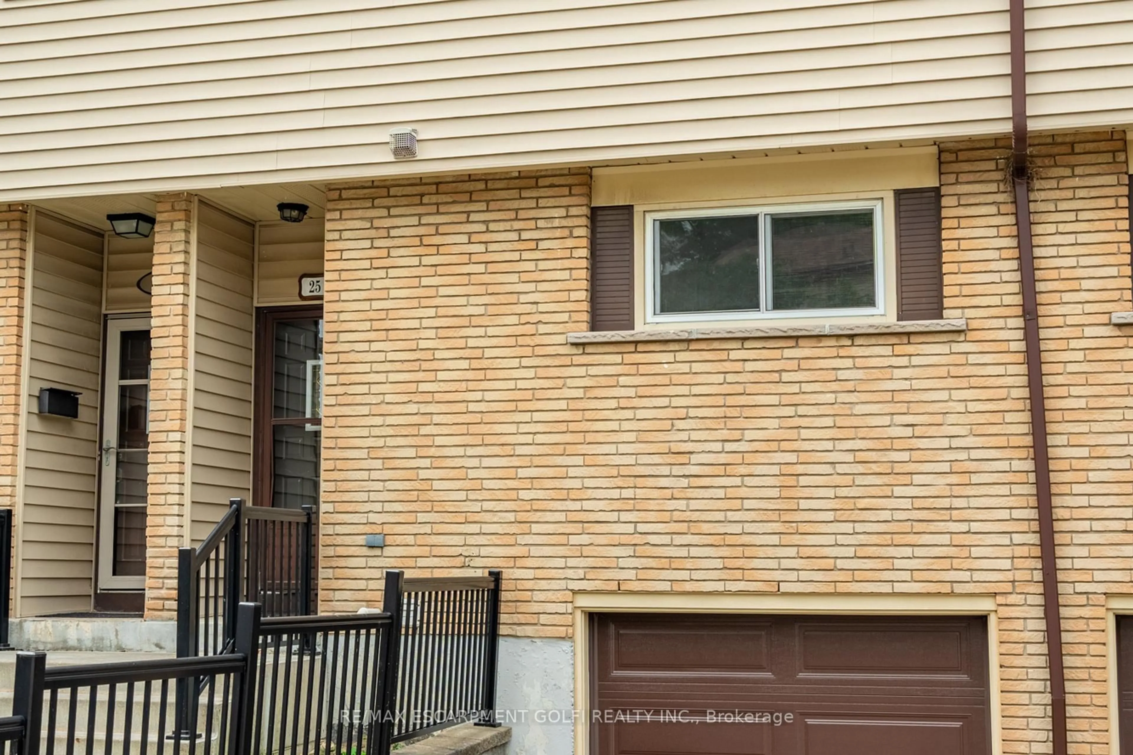 Home with brick exterior material, street for 1550 Garth St #25A, Hamilton Ontario L9B 1T3