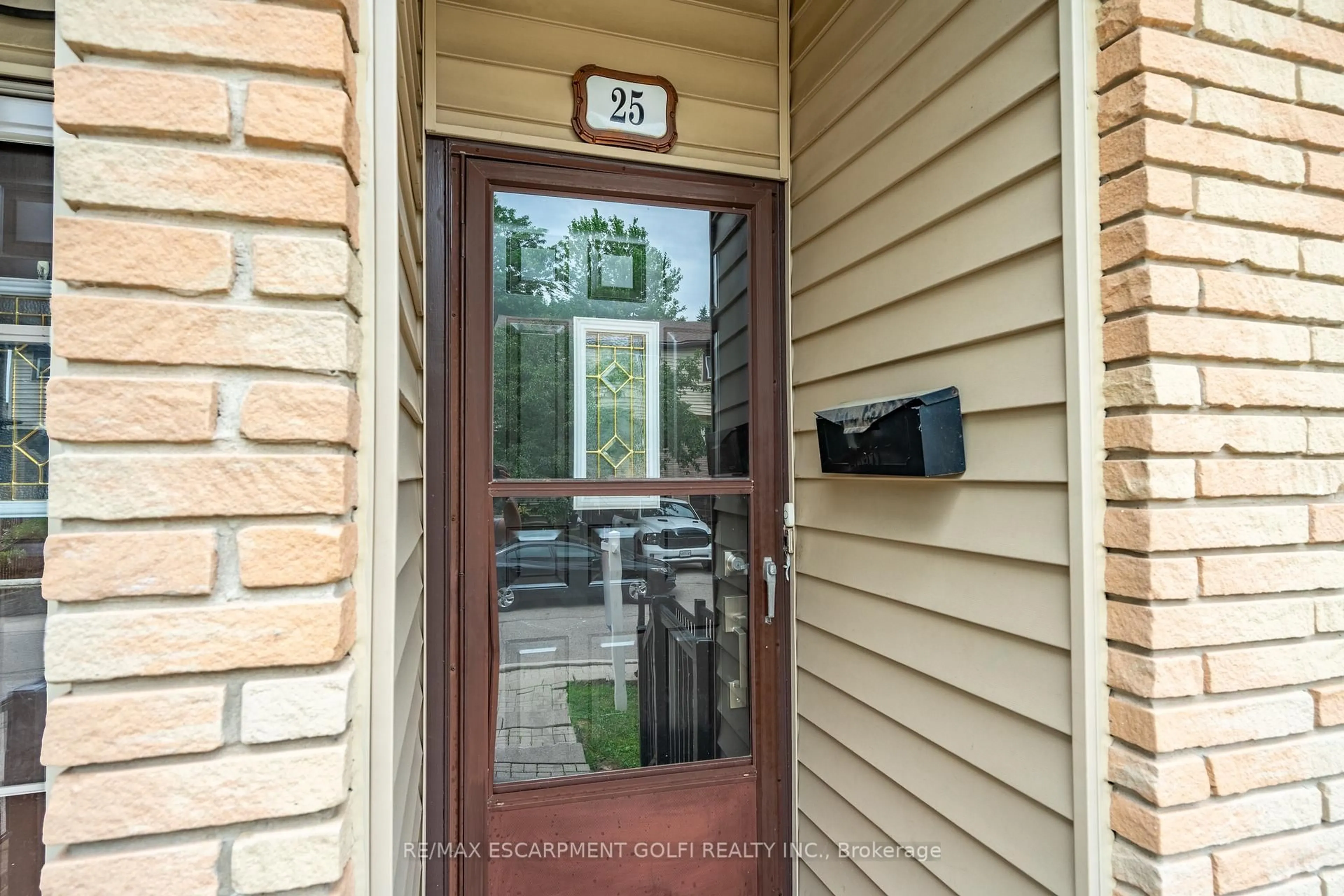 Indoor entryway for 1550 Garth St #25A, Hamilton Ontario L9B 1T3
