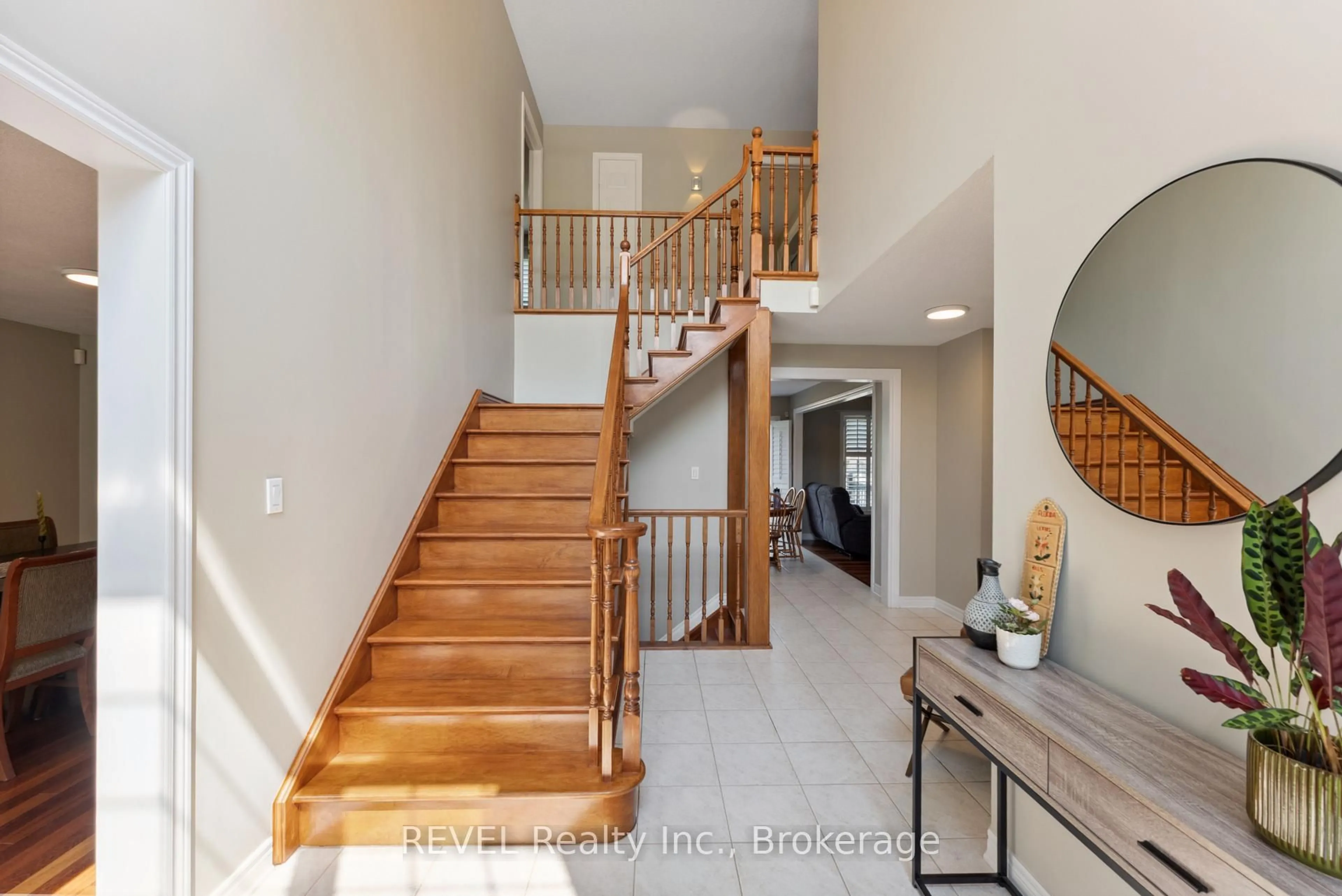 Indoor entryway for 7930 Paddock Trail Dr, Niagara Falls Ontario L2H 1X2