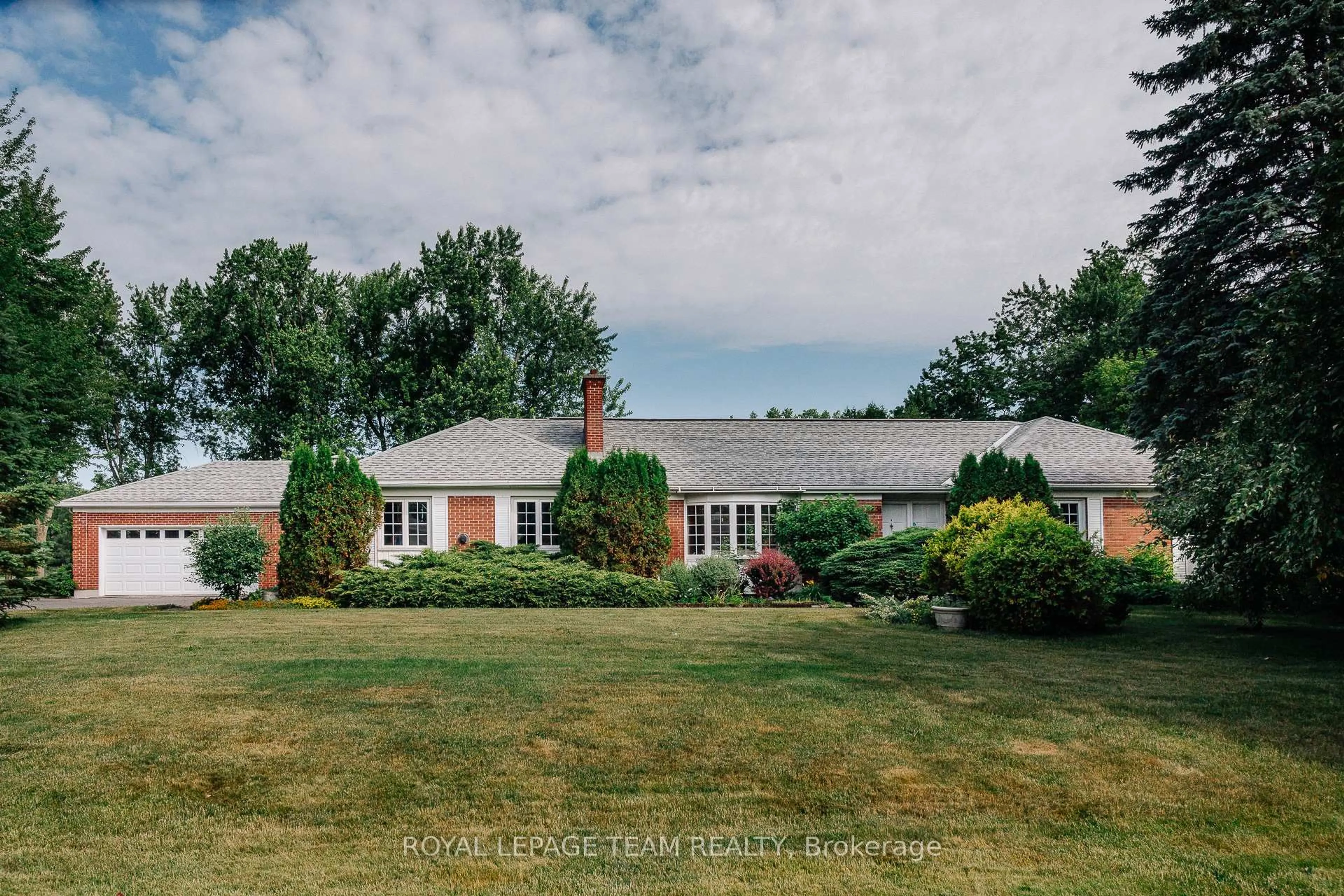 A pic from outside/outdoor area/front of a property/back of a property/a pic from drone, unknown for 1231 Fairway Dr, Manotick Ontario K4M 1B3