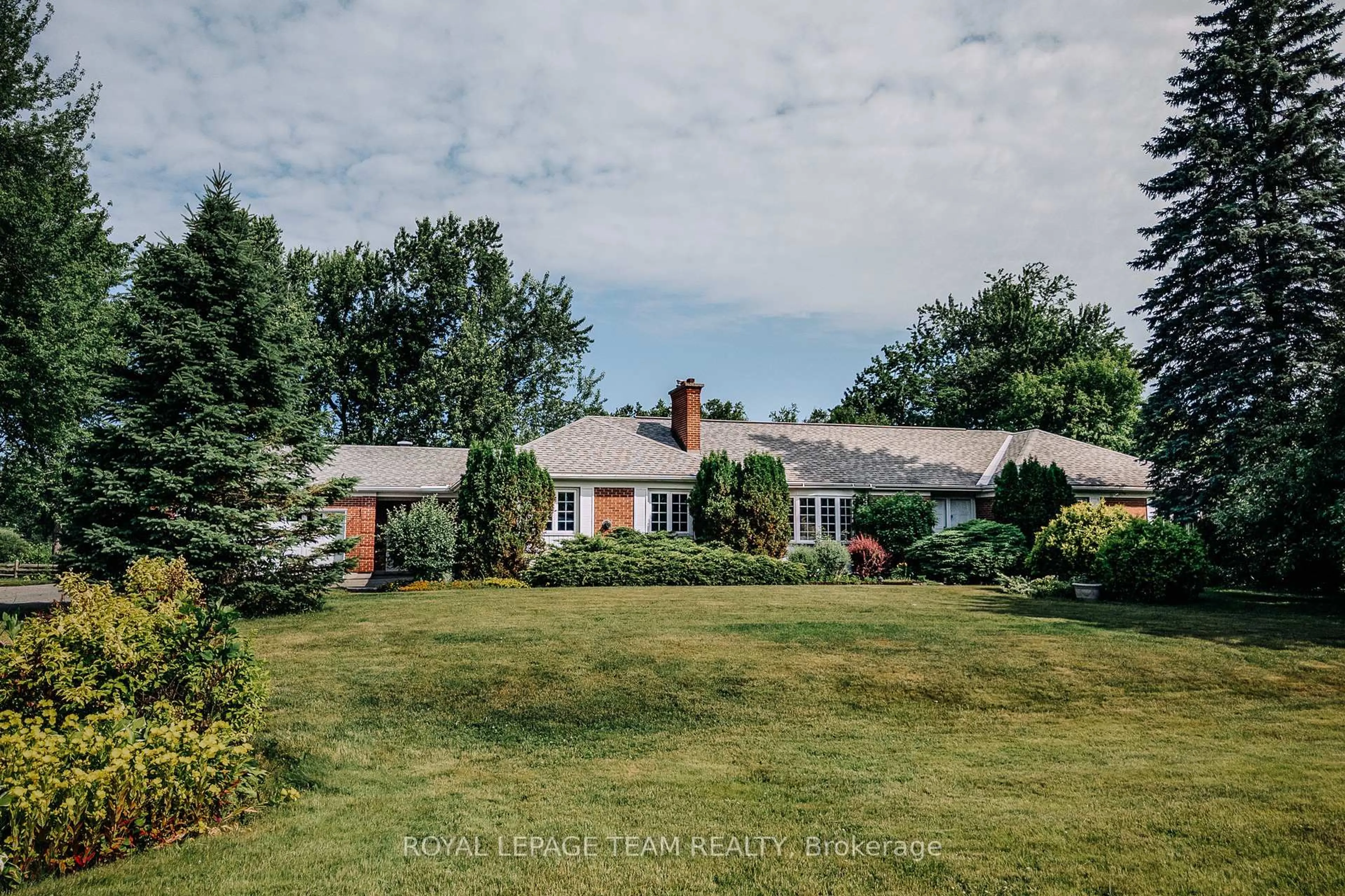 A pic from outside/outdoor area/front of a property/back of a property/a pic from drone, street for 1231 Fairway Dr, Manotick Ontario K4M 1B3
