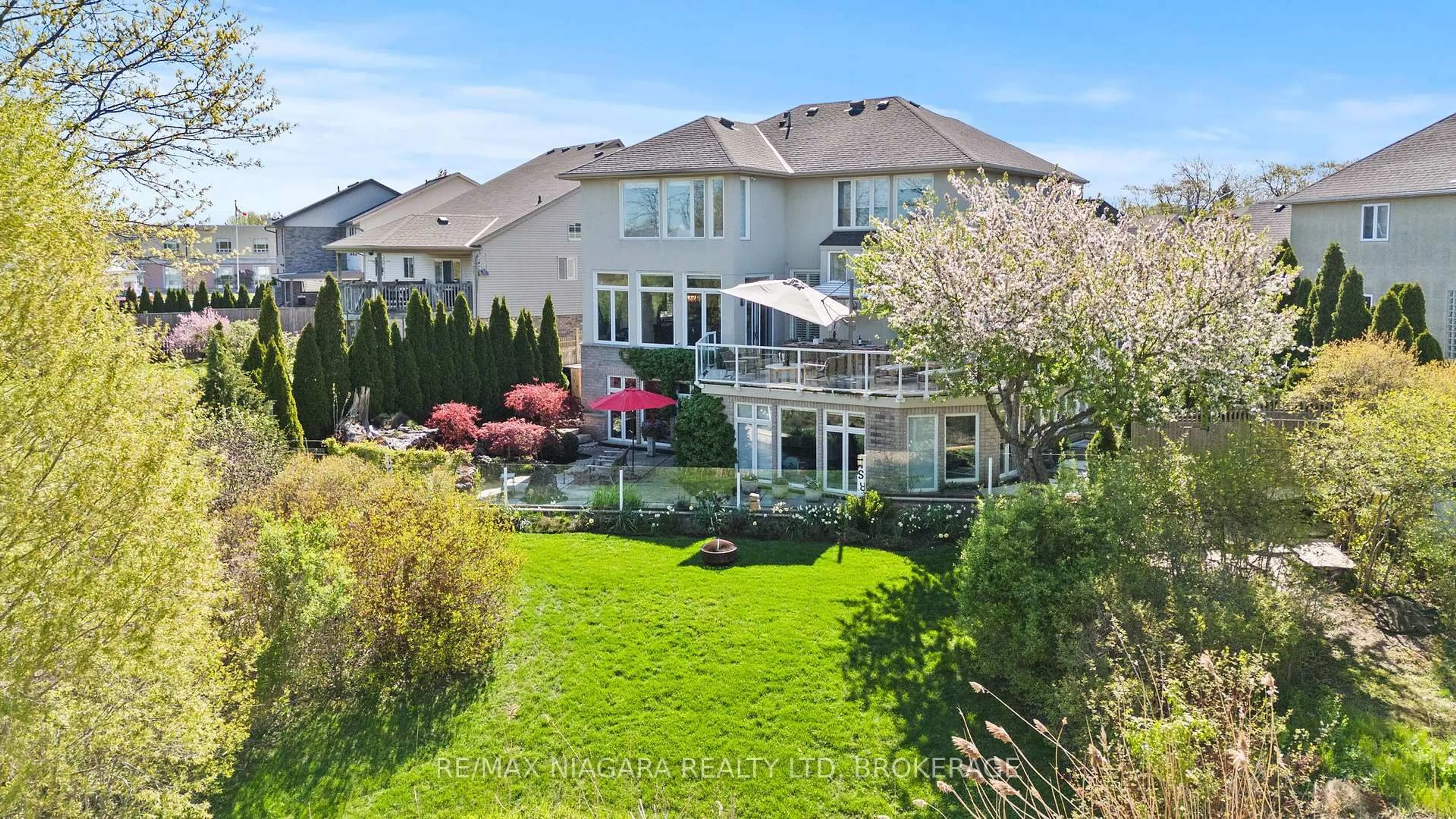 A pic from outside/outdoor area/front of a property/back of a property/a pic from drone, water/lake/river/ocean view for 8319 VEGTER Crt, Niagara Falls Ontario L2H 3M1