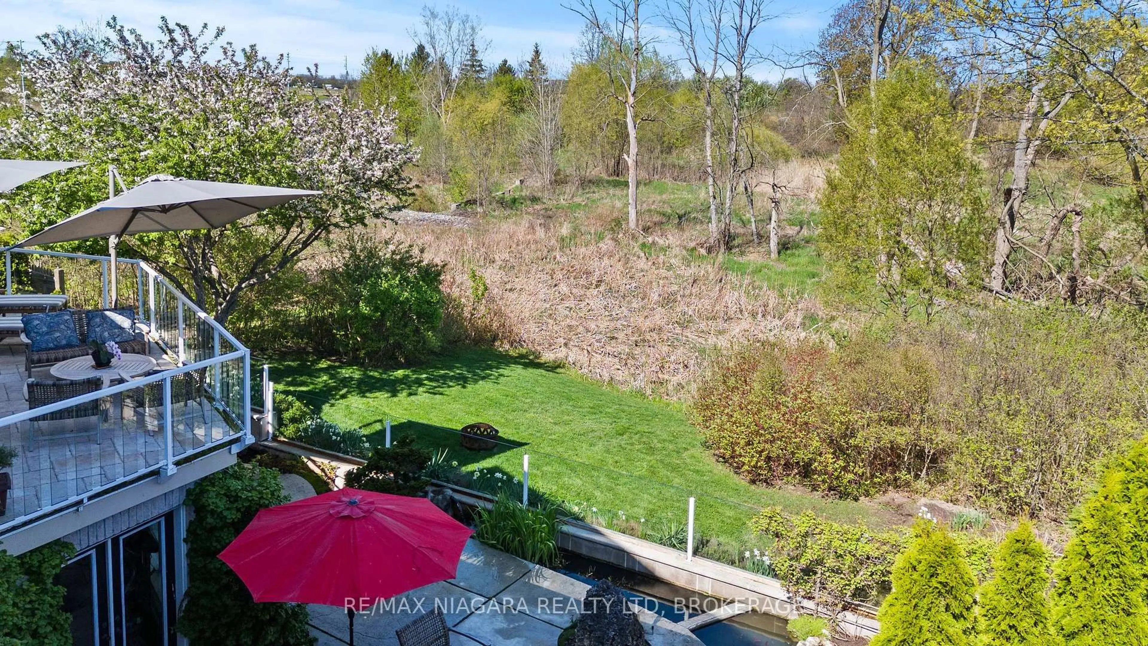 A pic from outside/outdoor area/front of a property/back of a property/a pic from drone, water/lake/river/ocean view for 8319 VEGTER Crt, Niagara Falls Ontario L2H 3M1