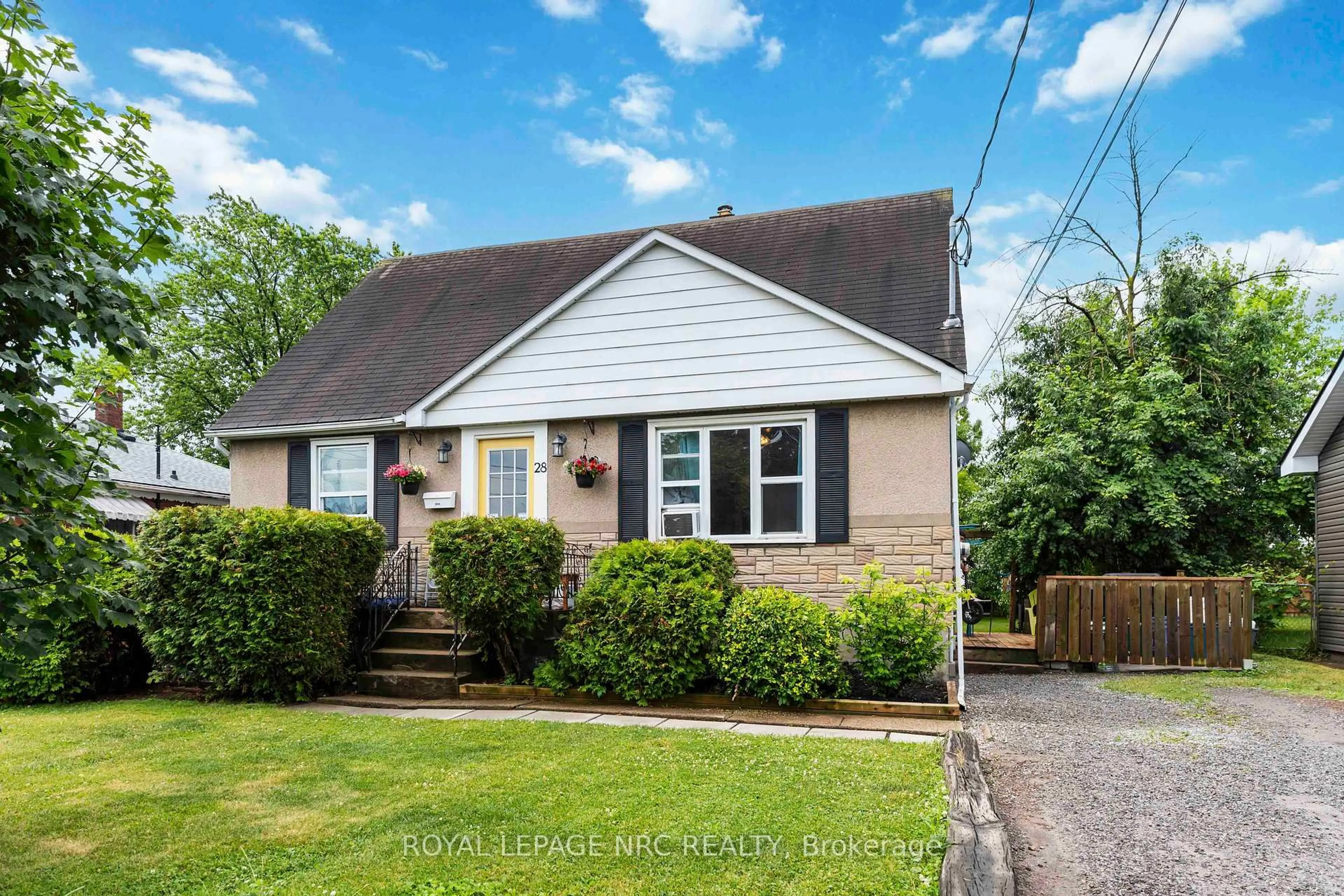 Home with vinyl exterior material, street for 28 Ivy Ave, St. Catharines Ontario L3C 4R4