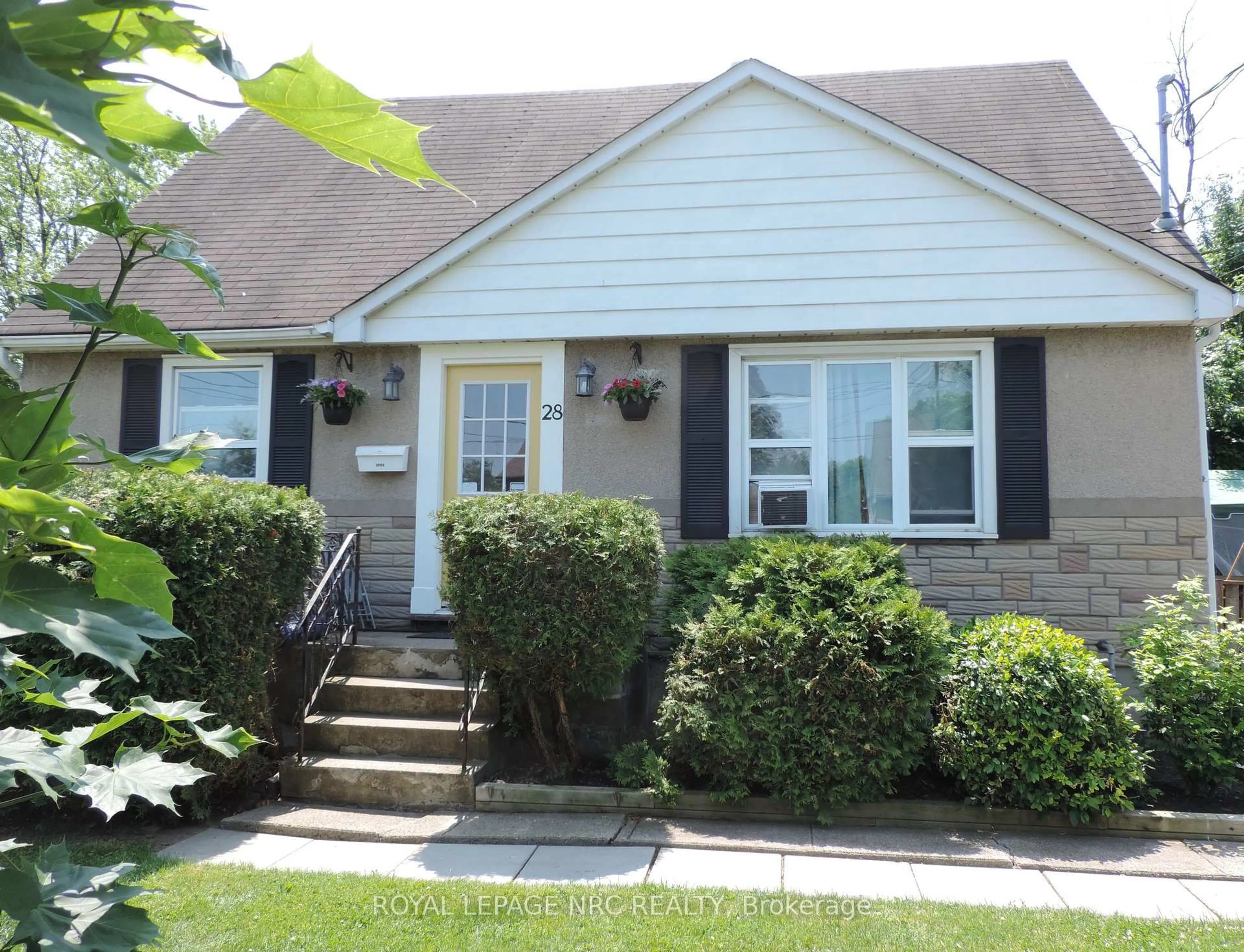 Home with vinyl exterior material, street for 28 Ivy Ave, St. Catharines Ontario L3C 4R4