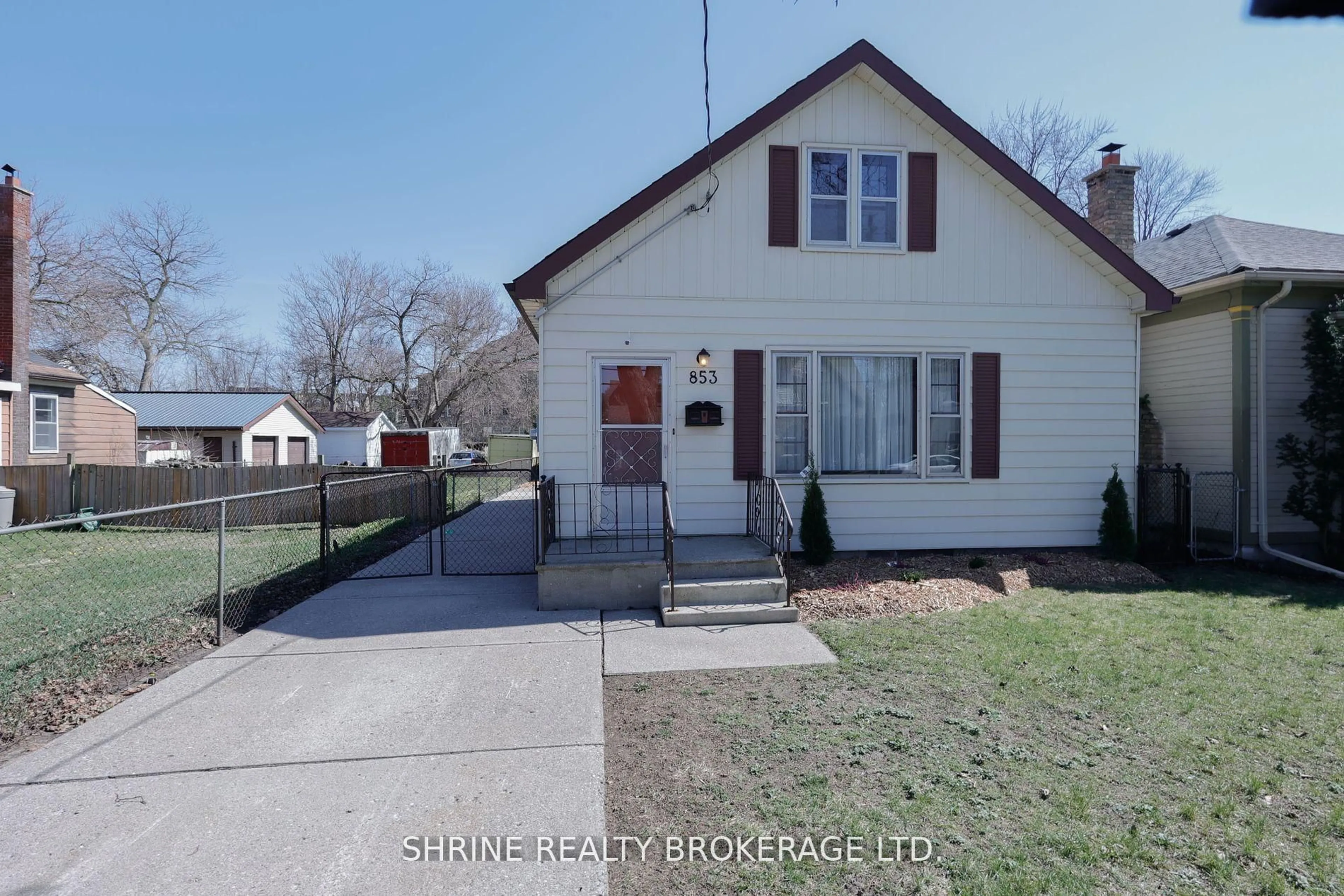 A pic from outside/outdoor area/front of a property/back of a property/a pic from drone, street for 853 Queens Ave, London East Ontario N5W 3H7