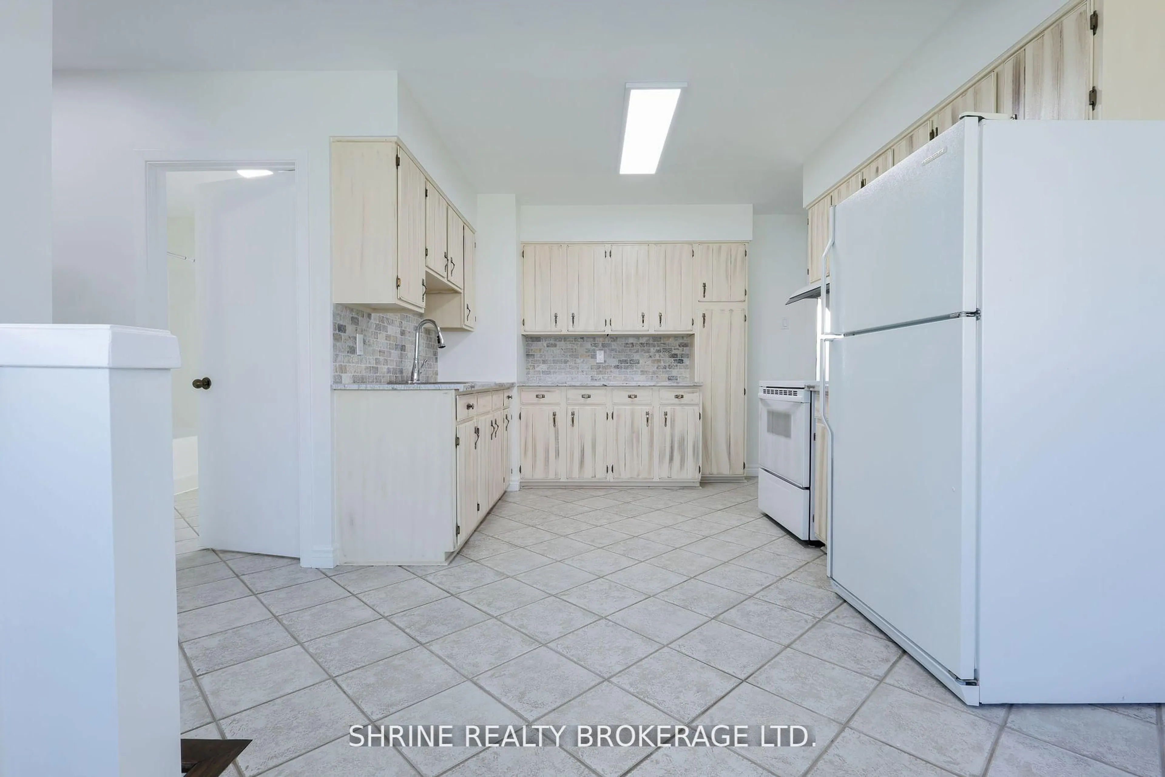 Standard kitchen, ceramic/tile floor for 853 Queens Ave, London East Ontario N5W 3H7