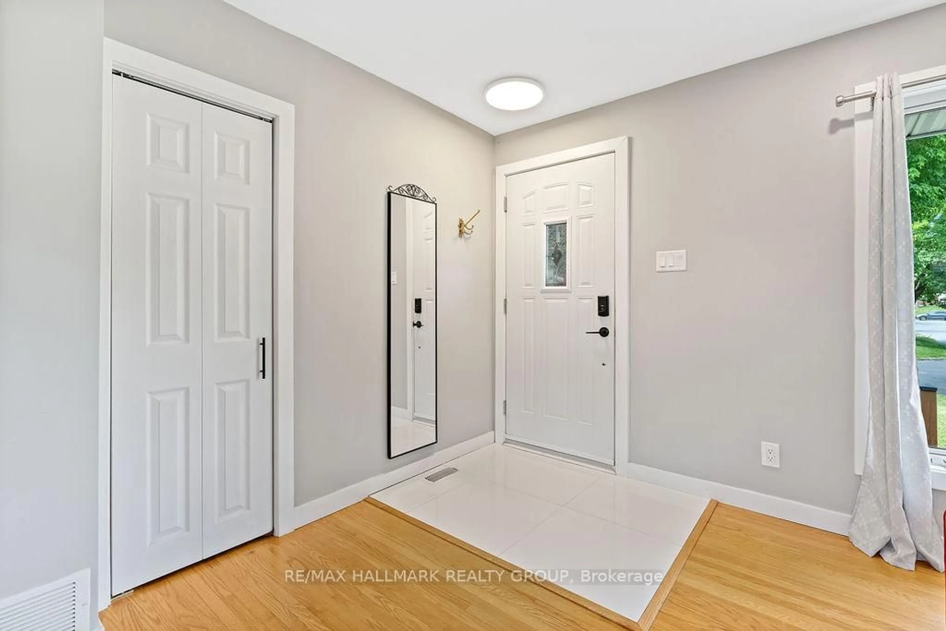 Indoor entryway for 2163 Bingham St, Ottawa Ontario K1G 2V6