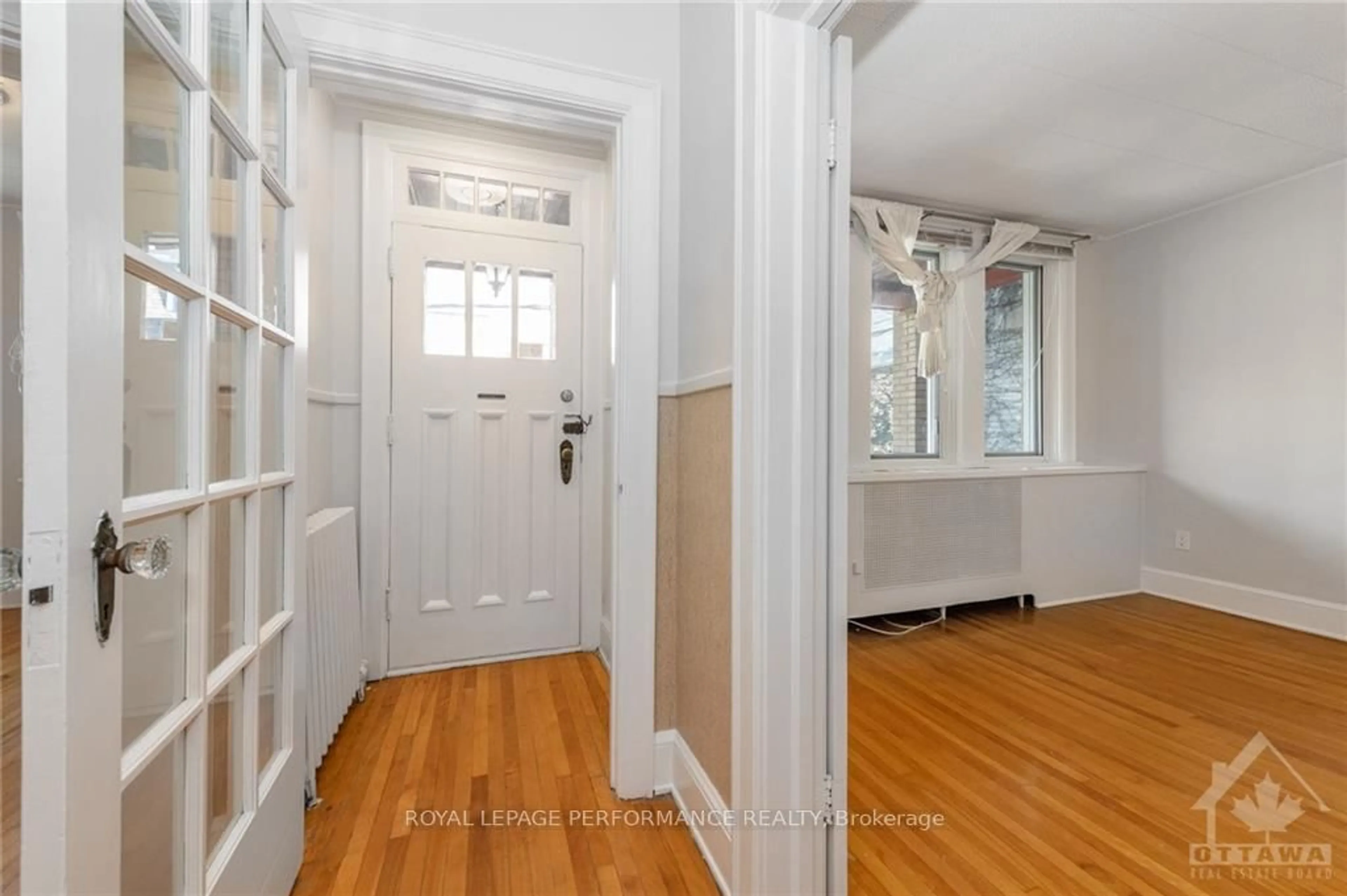Indoor entryway for 46 St Andrew St, Ottawa Ontario K1N 5E9