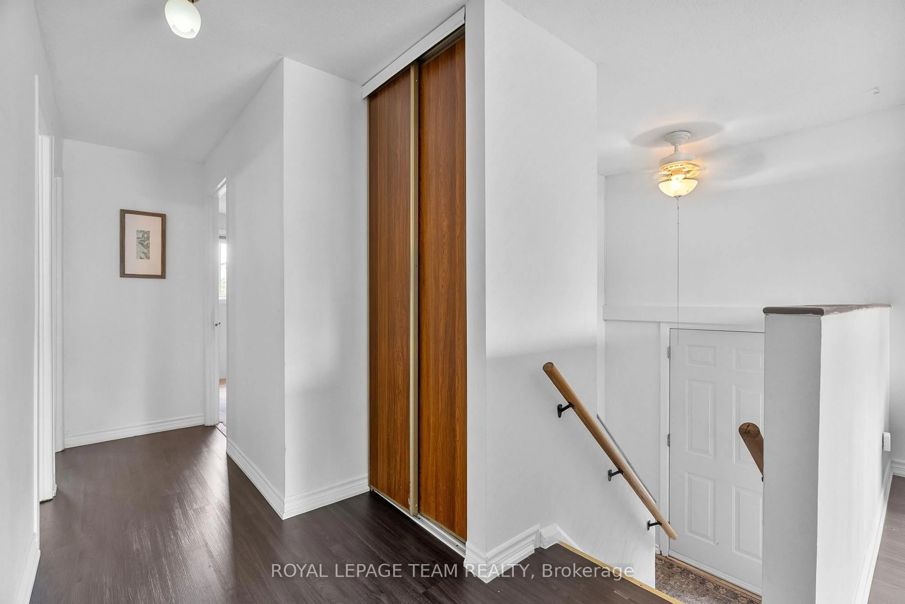 Indoor entryway for 230 Woodfield Dr, Ottawa Ontario K2G 3W8