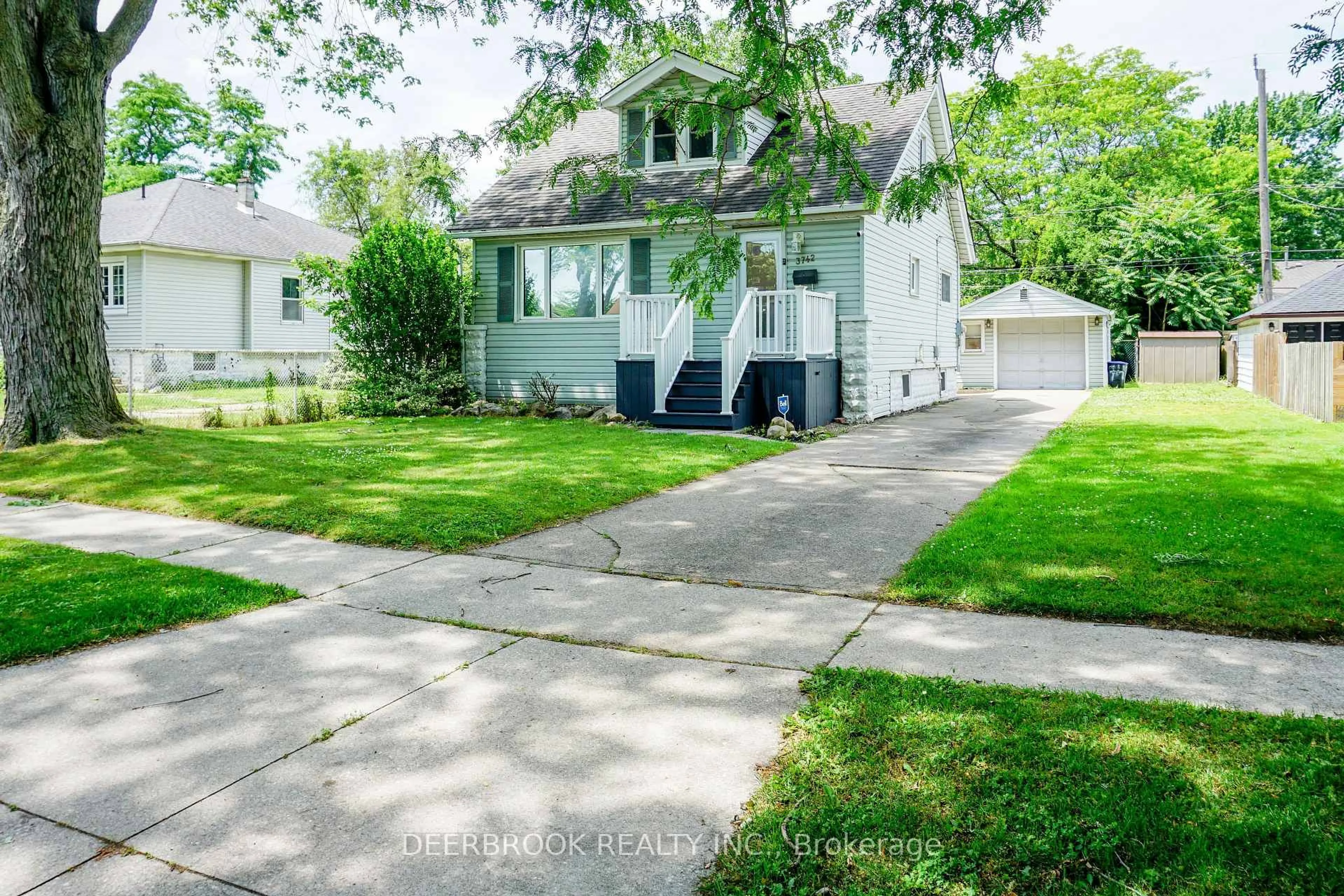A pic from outside/outdoor area/front of a property/back of a property/a pic from drone, street for 3742 Montcalm St, Windsor Ontario N9C 2A9