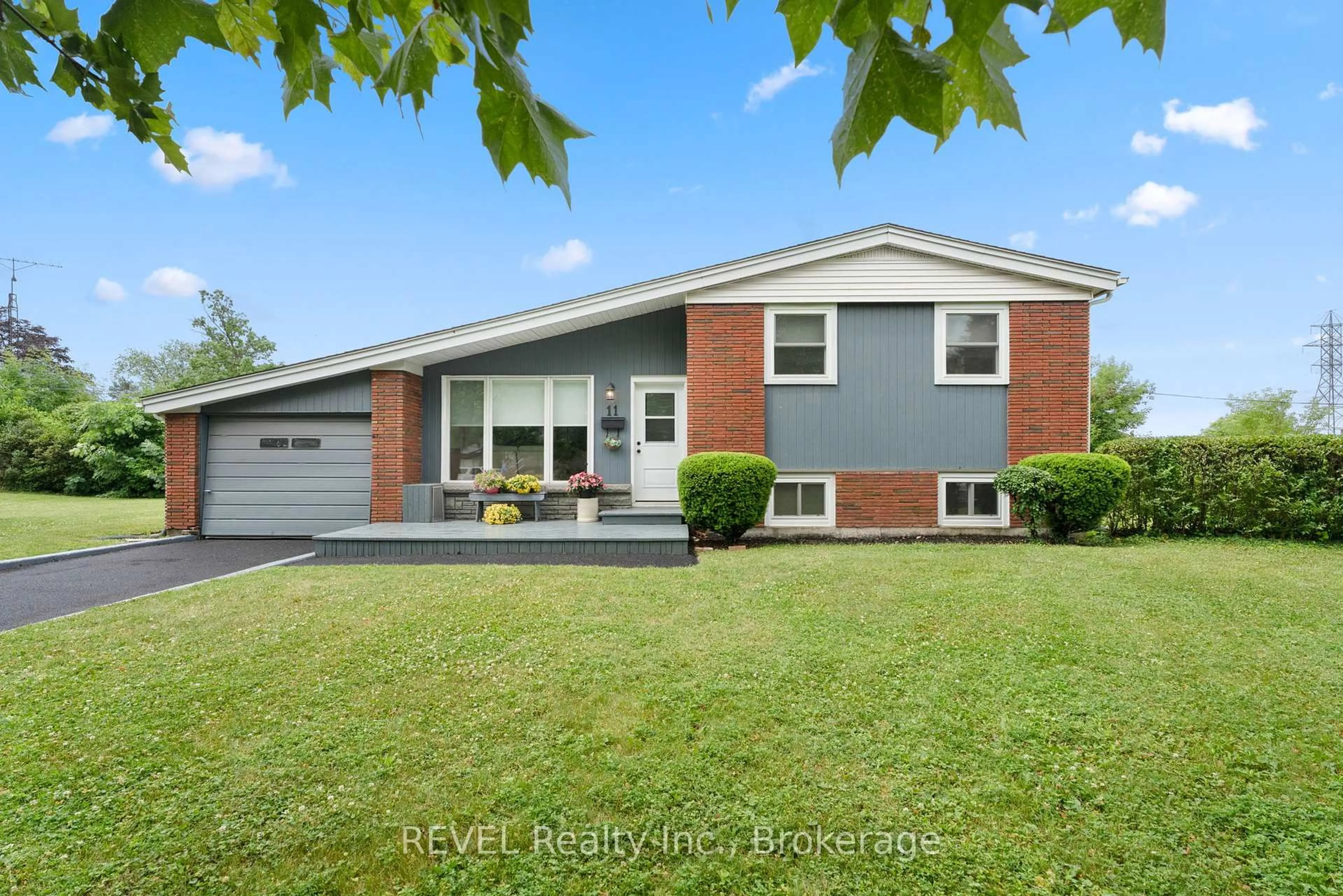 Home with vinyl exterior material, street for 11 Birkdale Dr, St. Catharines Ontario L2T 2Y5