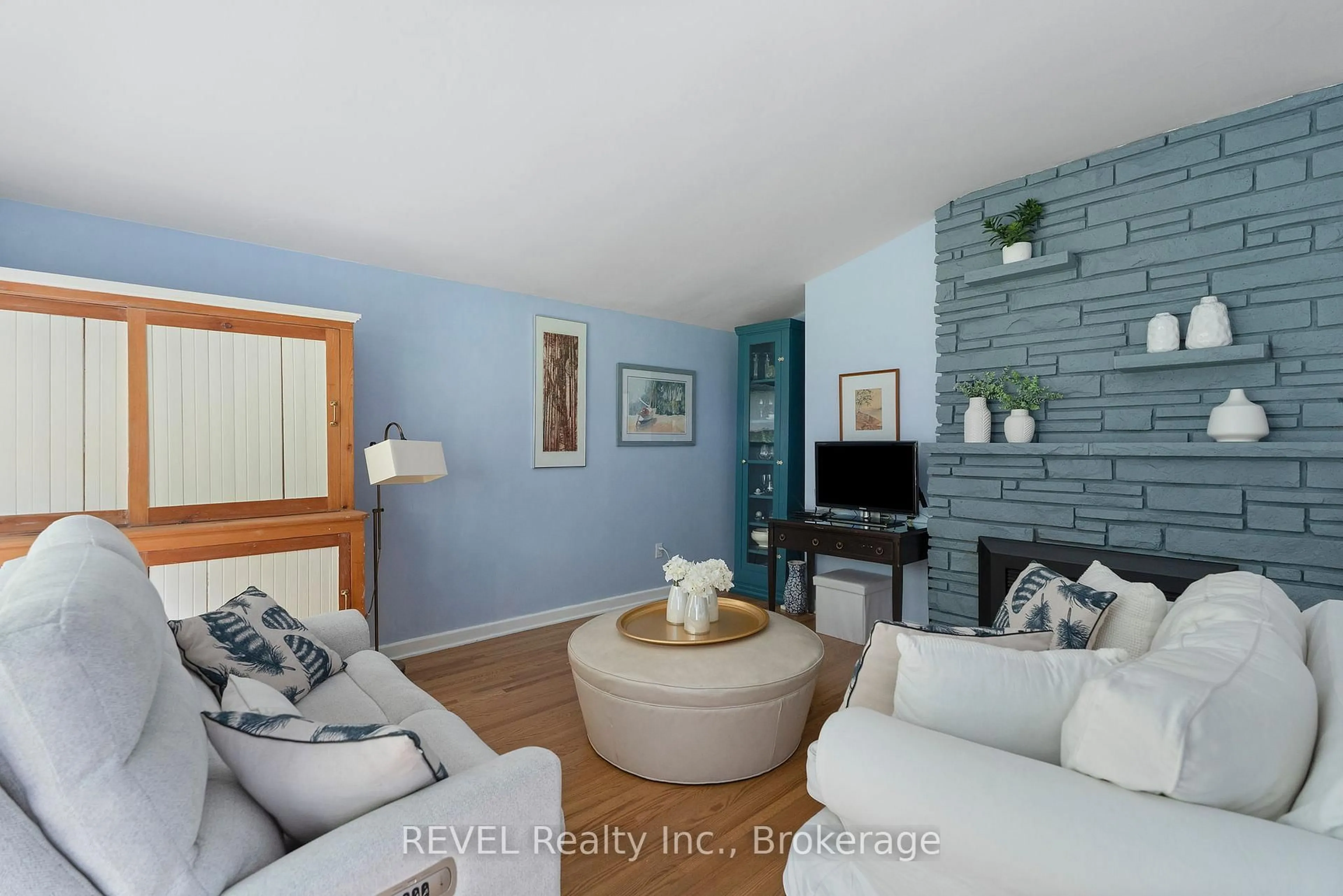 Living room with furniture, unknown for 11 Birkdale Dr, St. Catharines Ontario L2T 2Y5