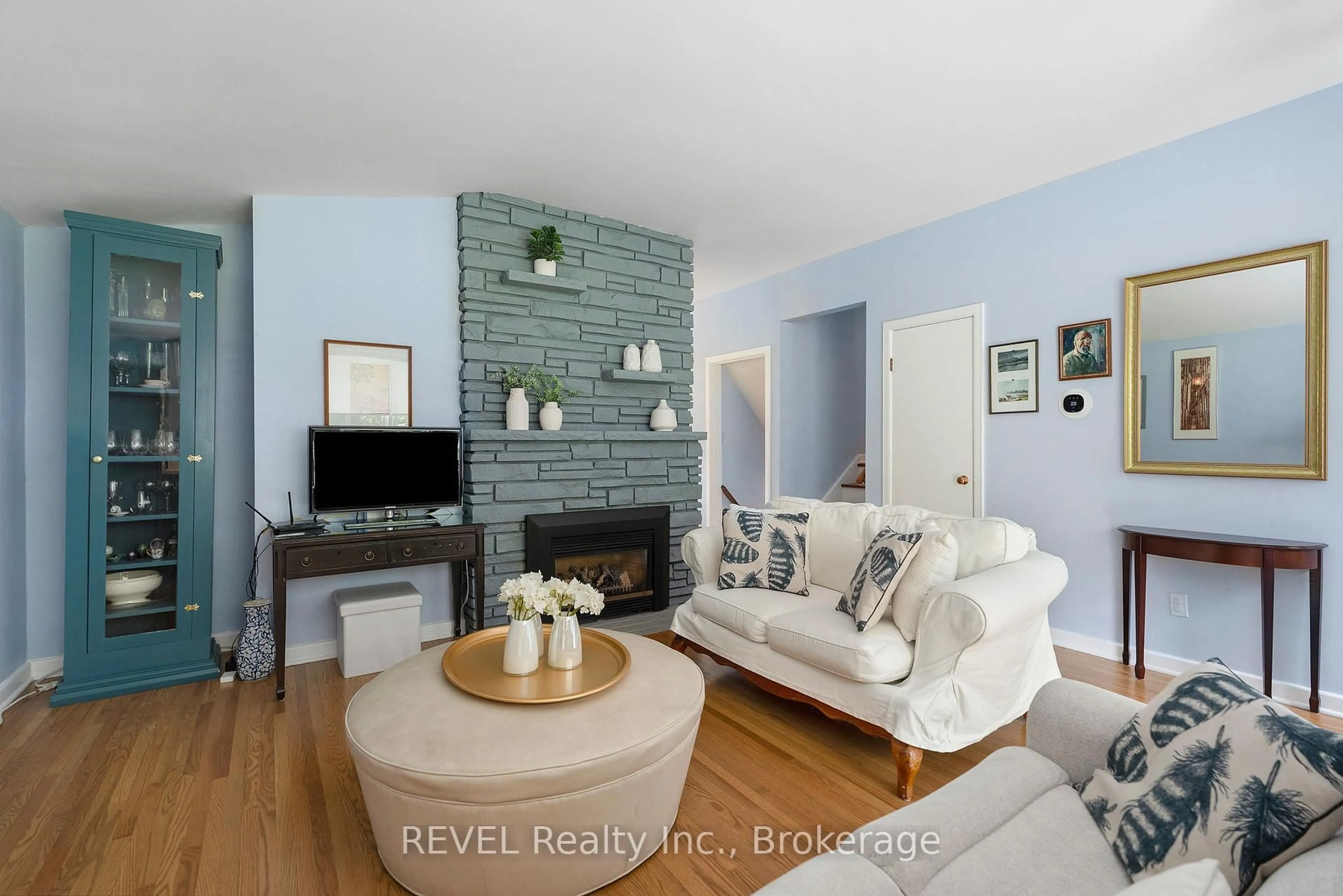 Living room with furniture, unknown for 11 Birkdale Dr, St. Catharines Ontario L2T 2Y5