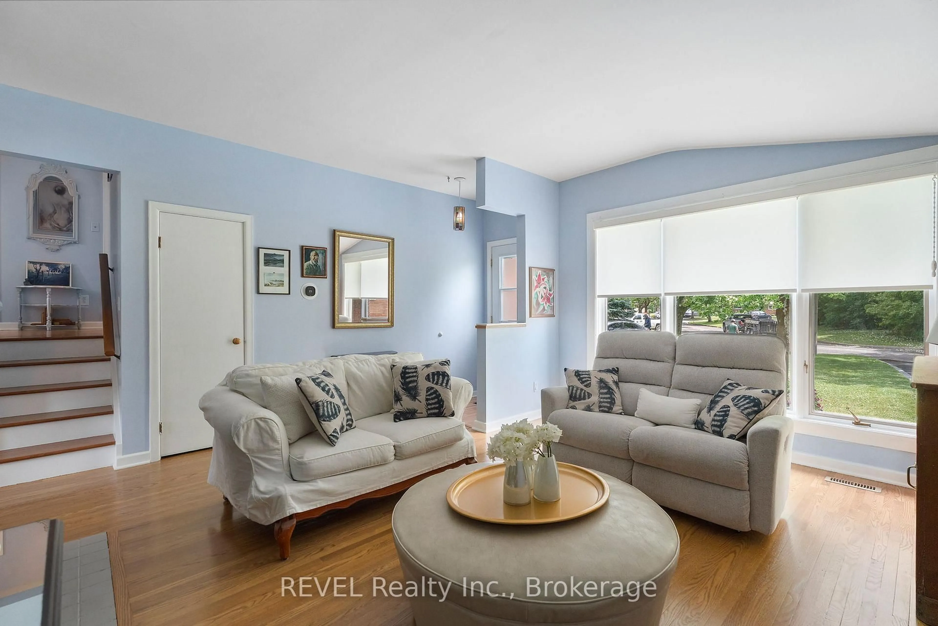 Living room with furniture, unknown for 11 Birkdale Dr, St. Catharines Ontario L2T 2Y5