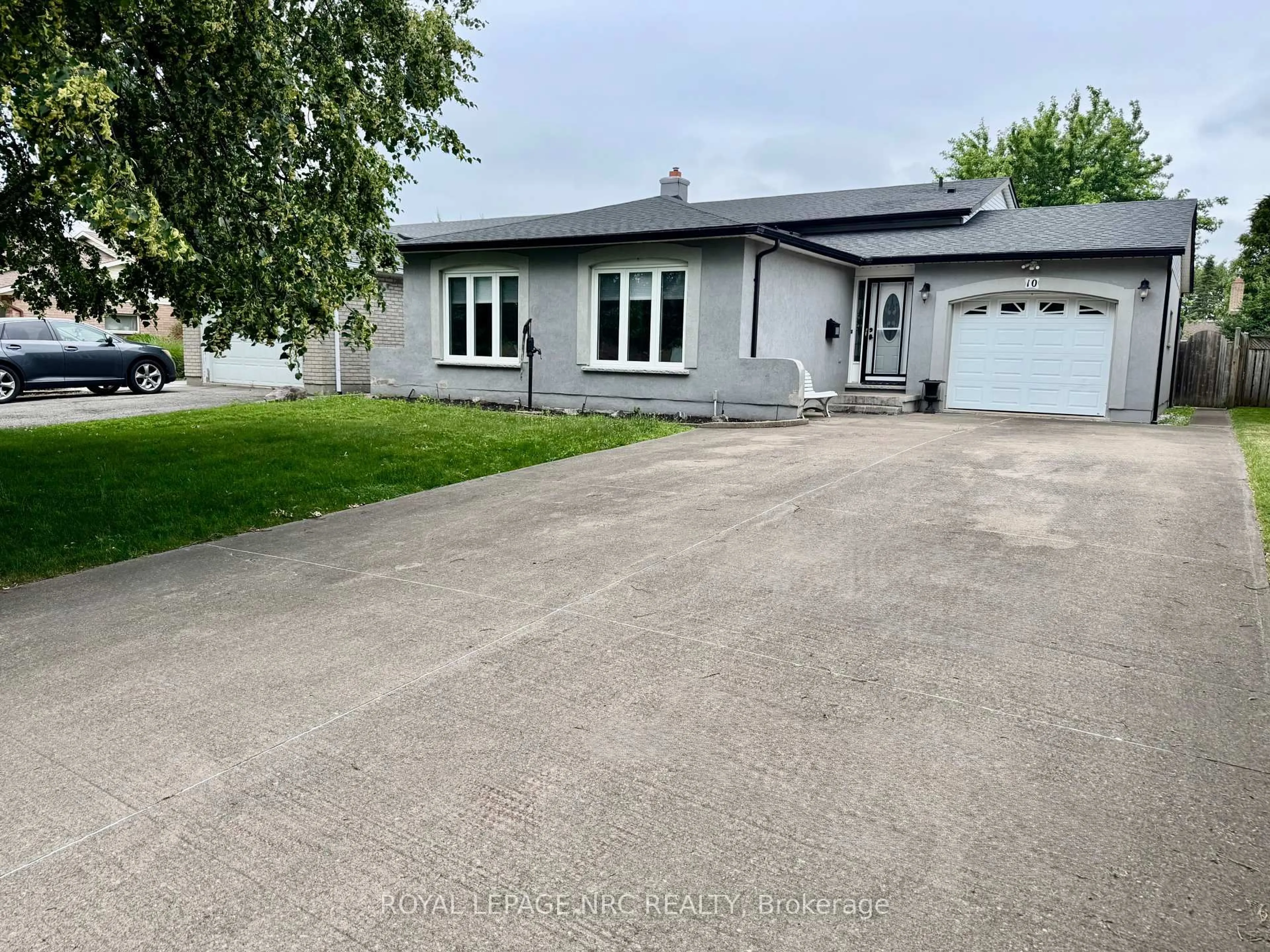 A pic from outside/outdoor area/front of a property/back of a property/a pic from drone, street for 10 Cornwell Circ, St. Catharines Ontario L2S 3C5