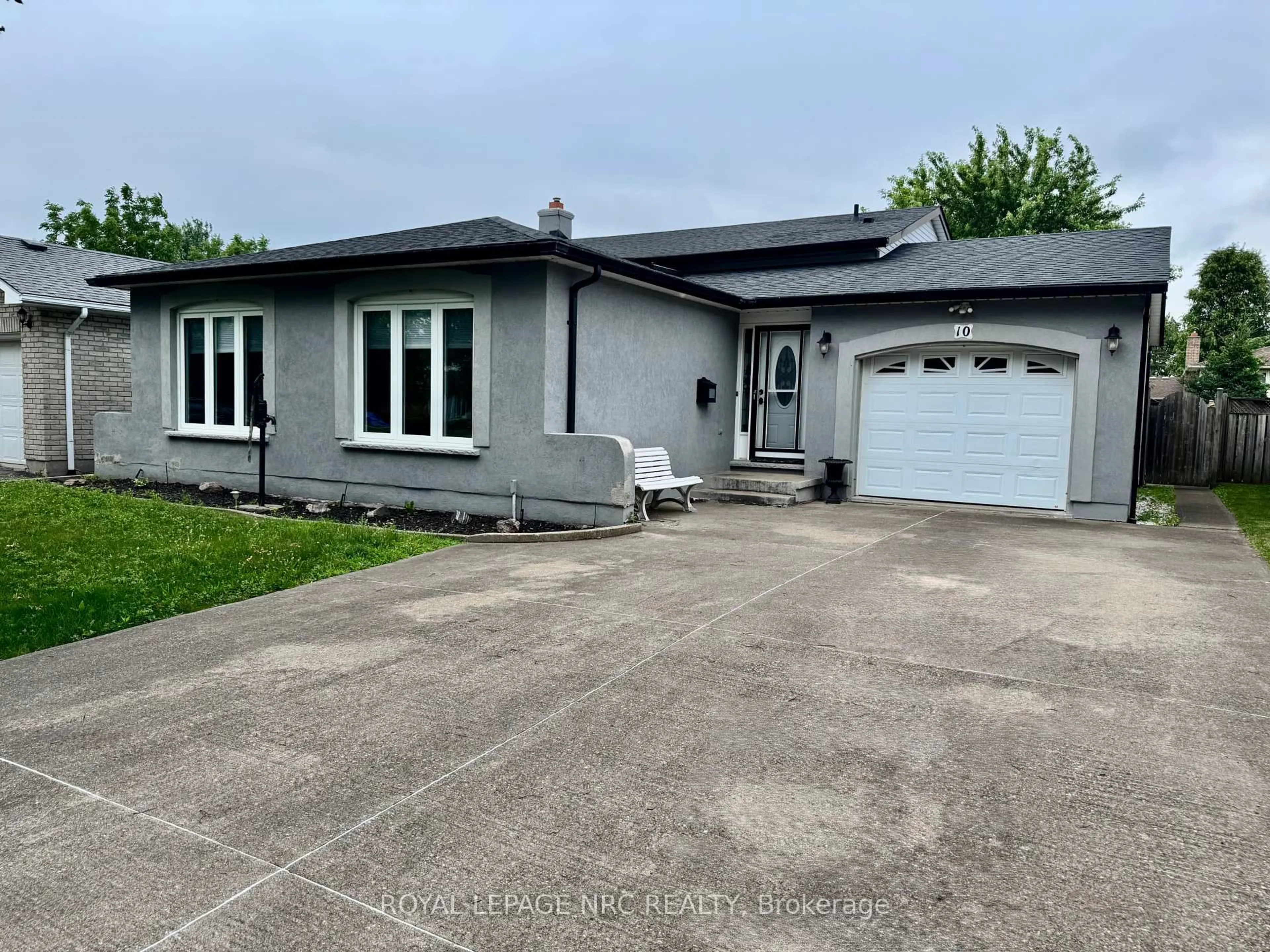 A pic from outside/outdoor area/front of a property/back of a property/a pic from drone, street for 10 Cornwell Circ, St. Catharines Ontario L2S 3C5