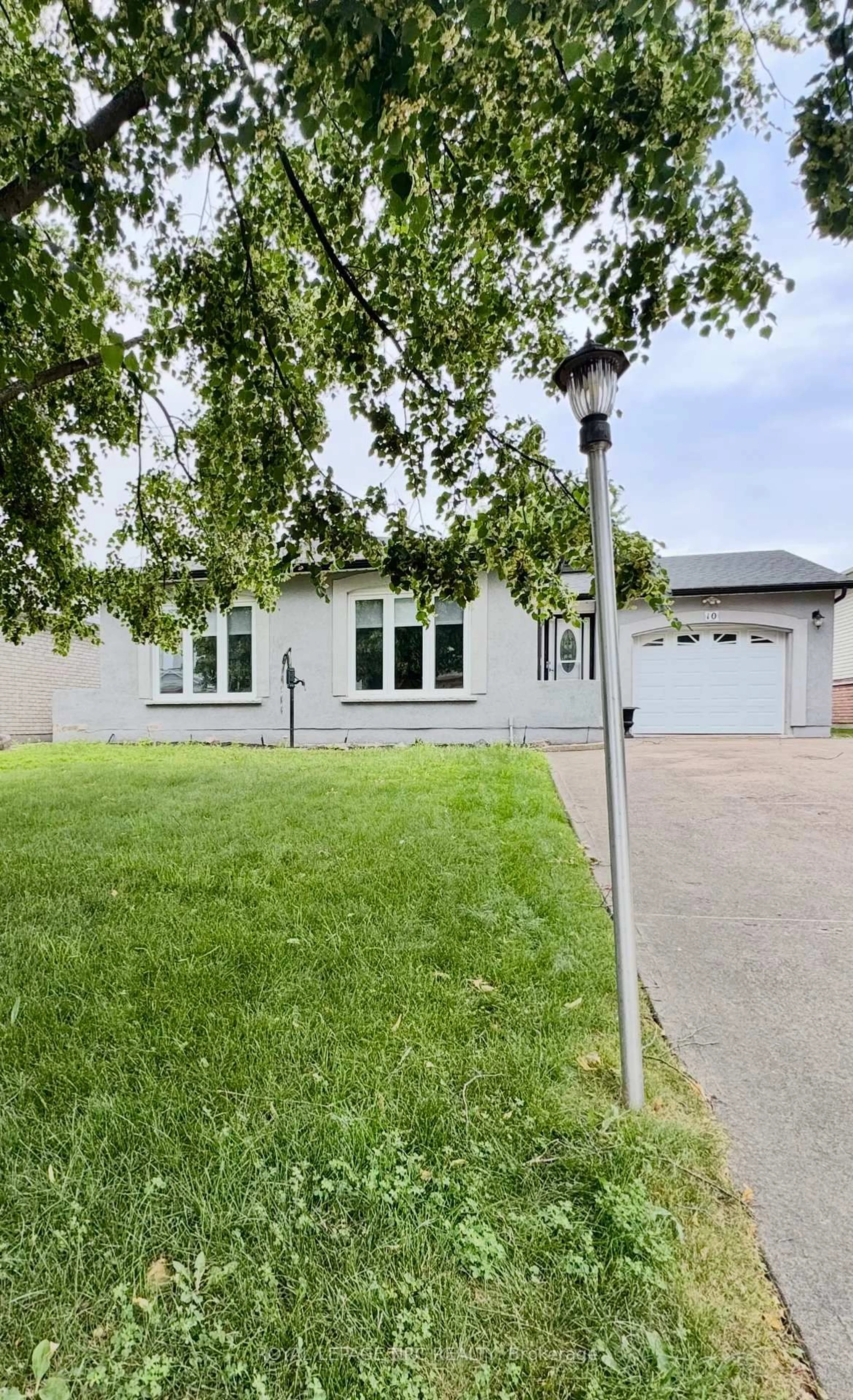 Home with vinyl exterior material, street for 10 Cornwell Circ, St. Catharines Ontario L2S 3C5