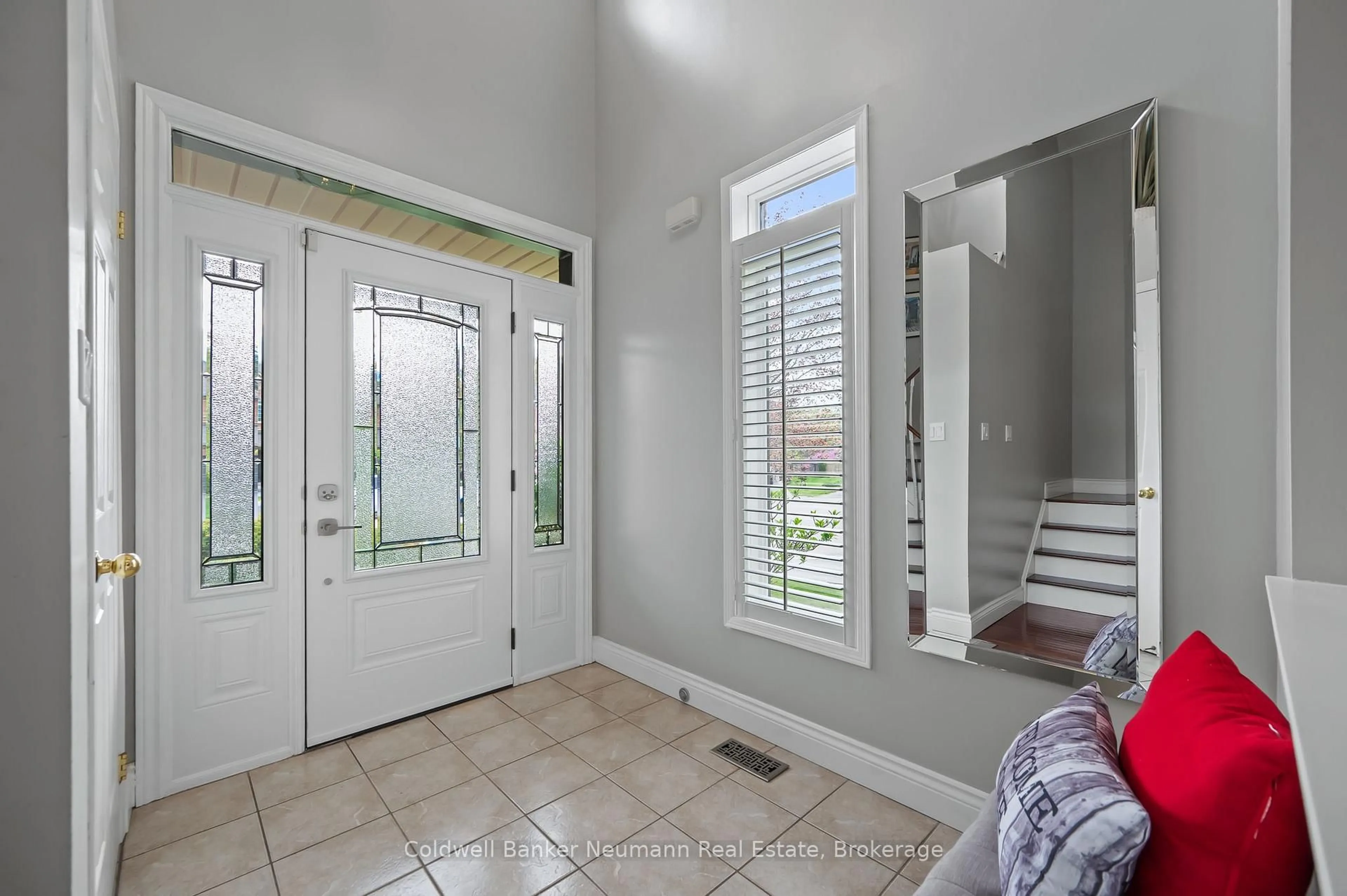 Indoor entryway for 227 Valmont Crt, Hamilton Ontario L9G 5A1