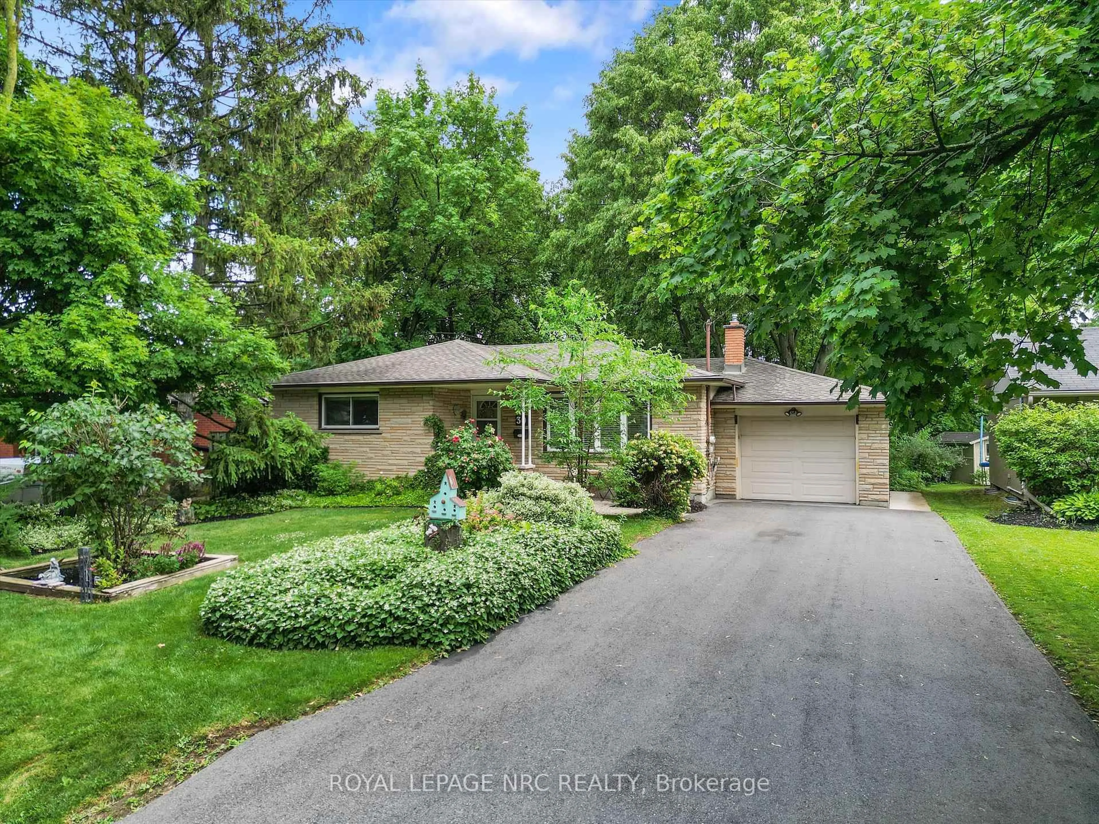A pic from outside/outdoor area/front of a property/back of a property/a pic from drone, street for 30 Juliana Cres, St. Catharines Ontario L2N 4B4