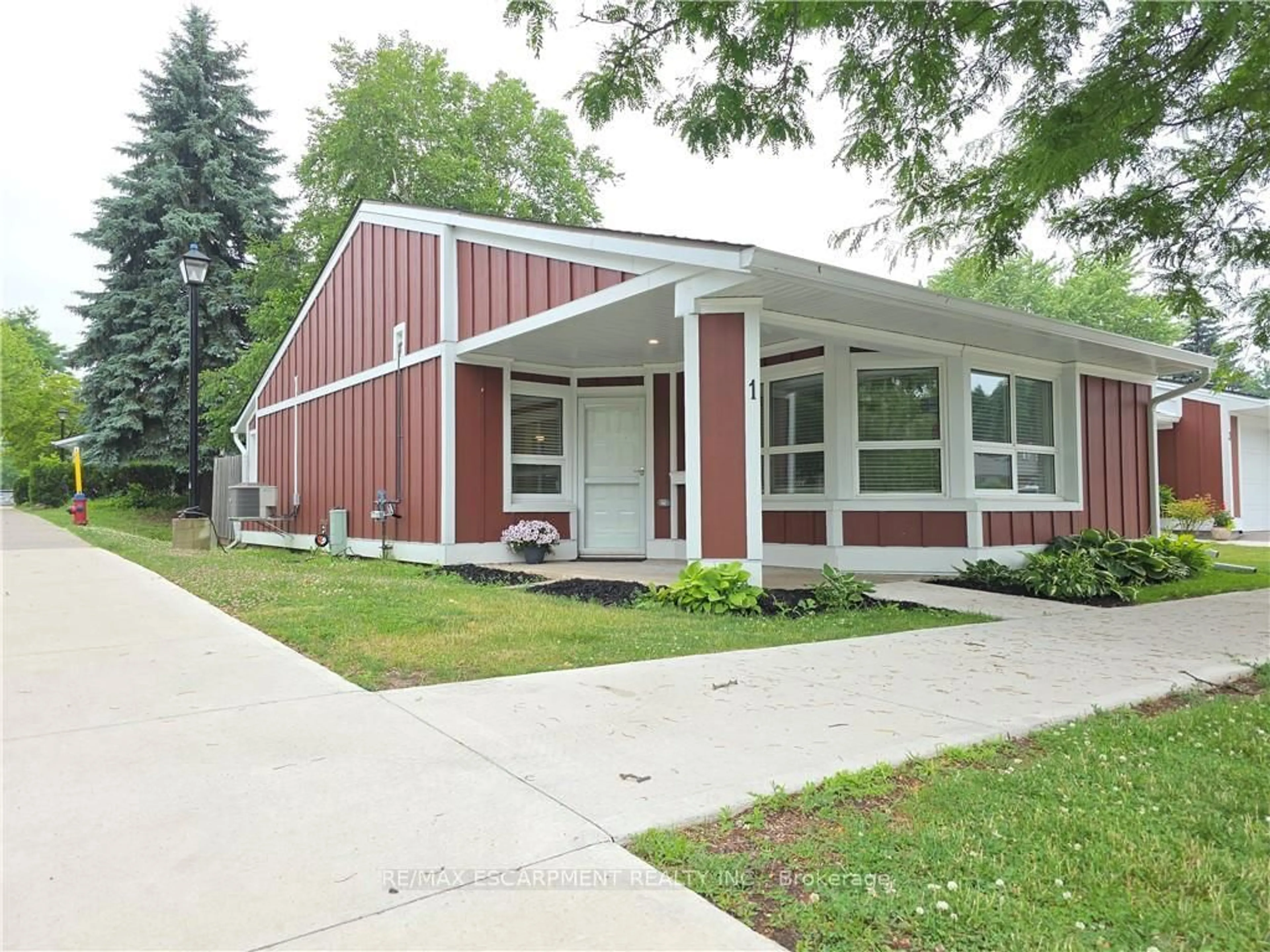 Home with vinyl exterior material, street for 1 Szollosy Circ, Hamilton Ontario L9B 1T8