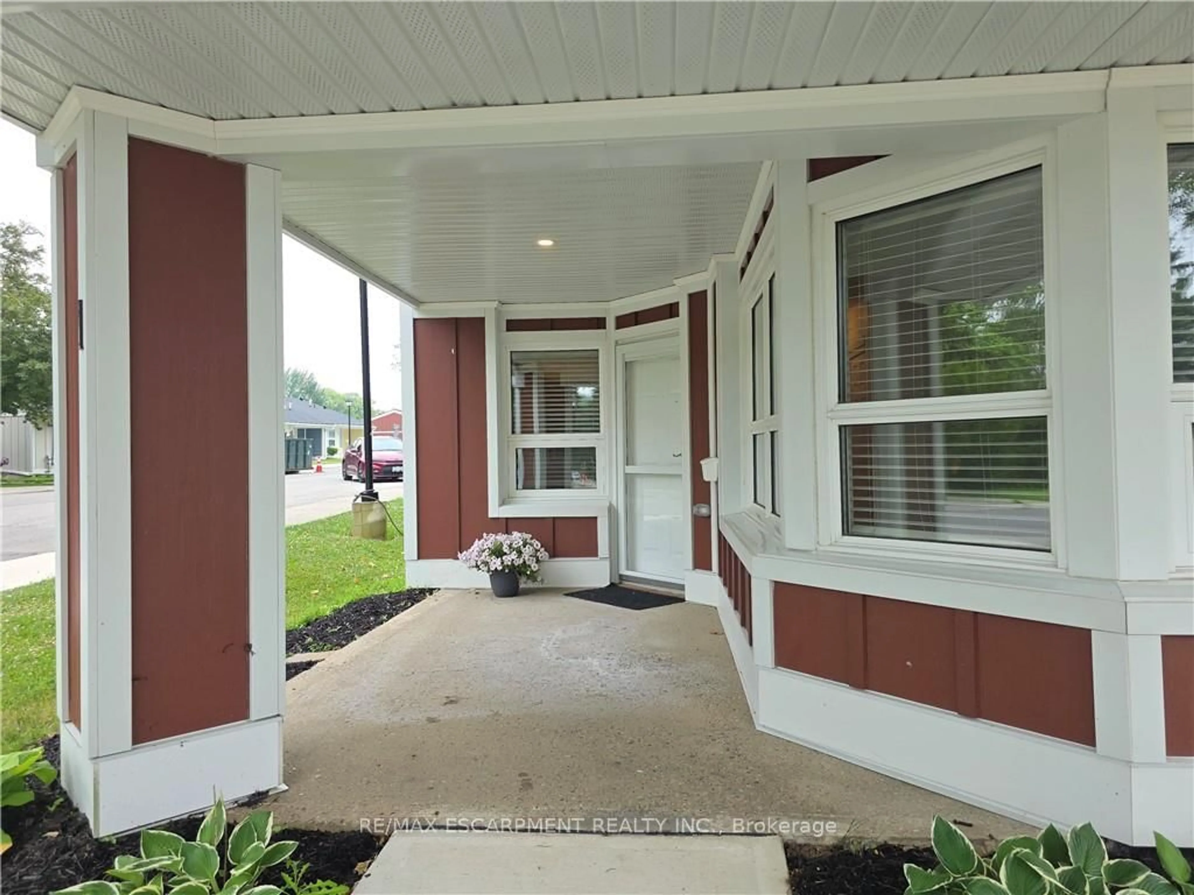 Indoor entryway for 1 Szollosy Circ, Hamilton Ontario L9B 1T8