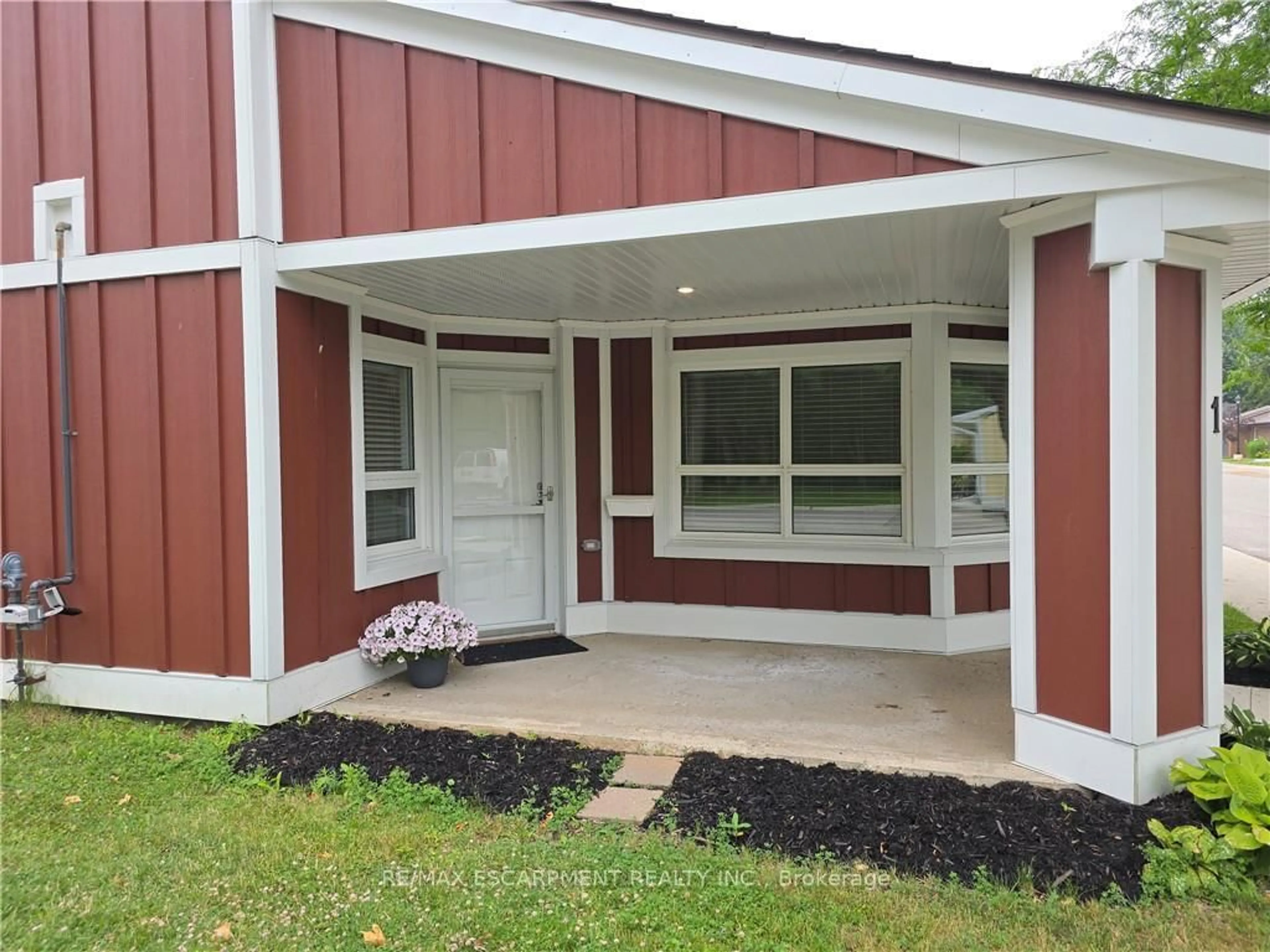 Home with vinyl exterior material, street for 1 Szollosy Circ, Hamilton Ontario L9B 1T8