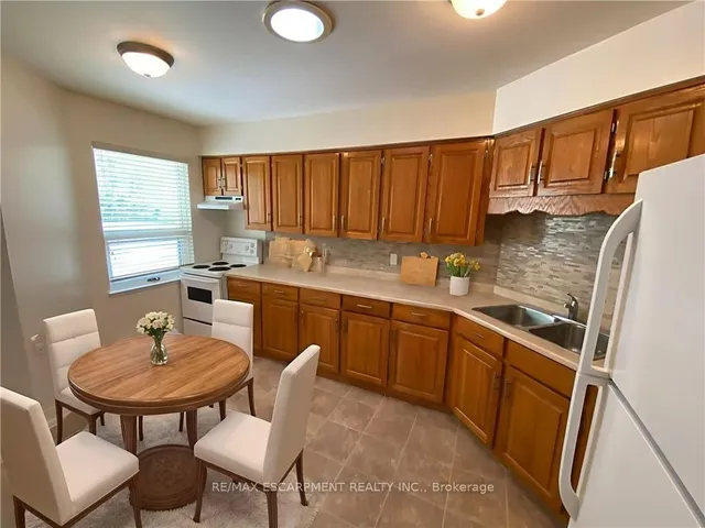 Additional property image - 1 Szollosy Circ