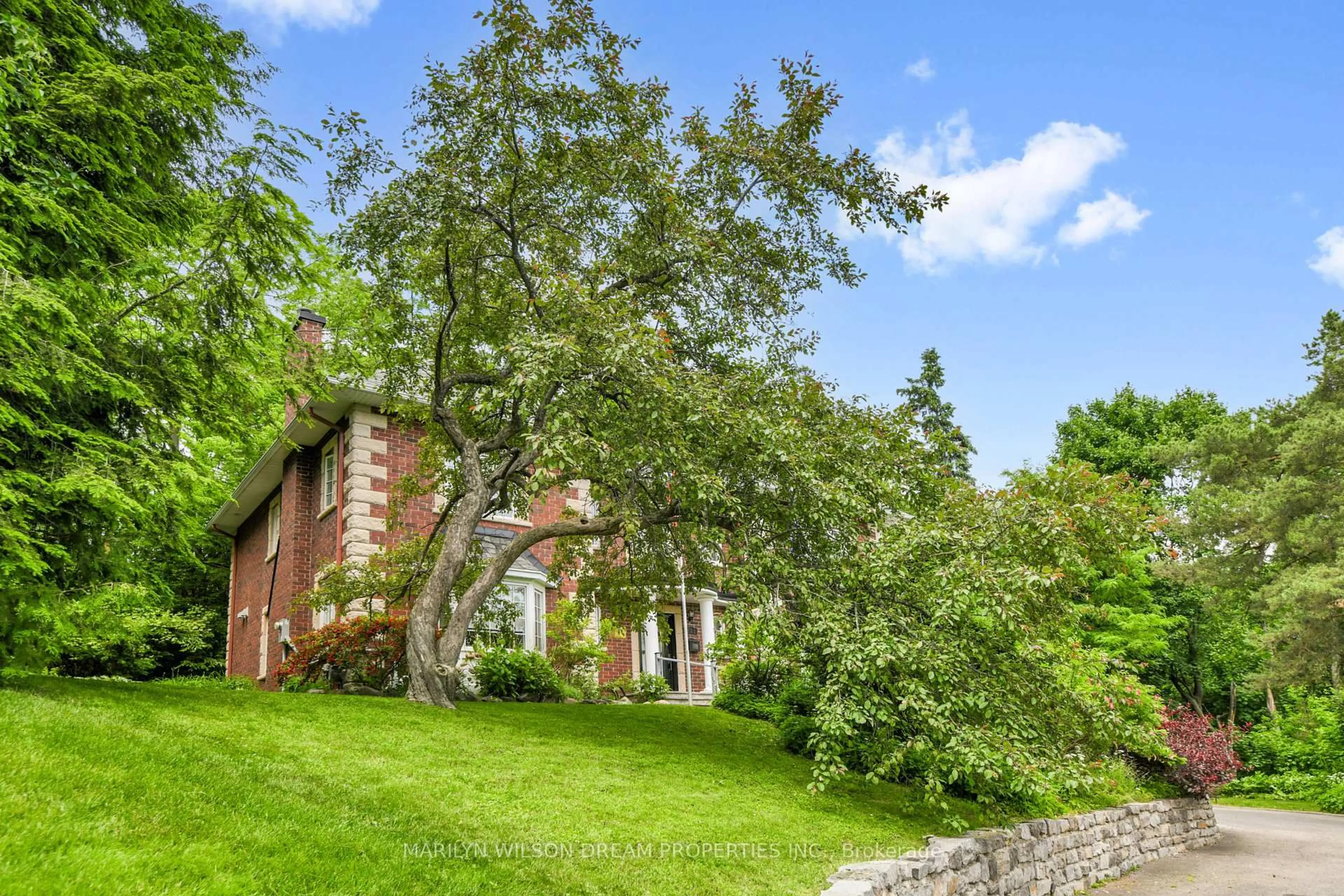 A pic from outside/outdoor area/front of a property/back of a property/a pic from drone, unknown for 211 Northcote Pl, Ottawa Ontario K1M 0Y7