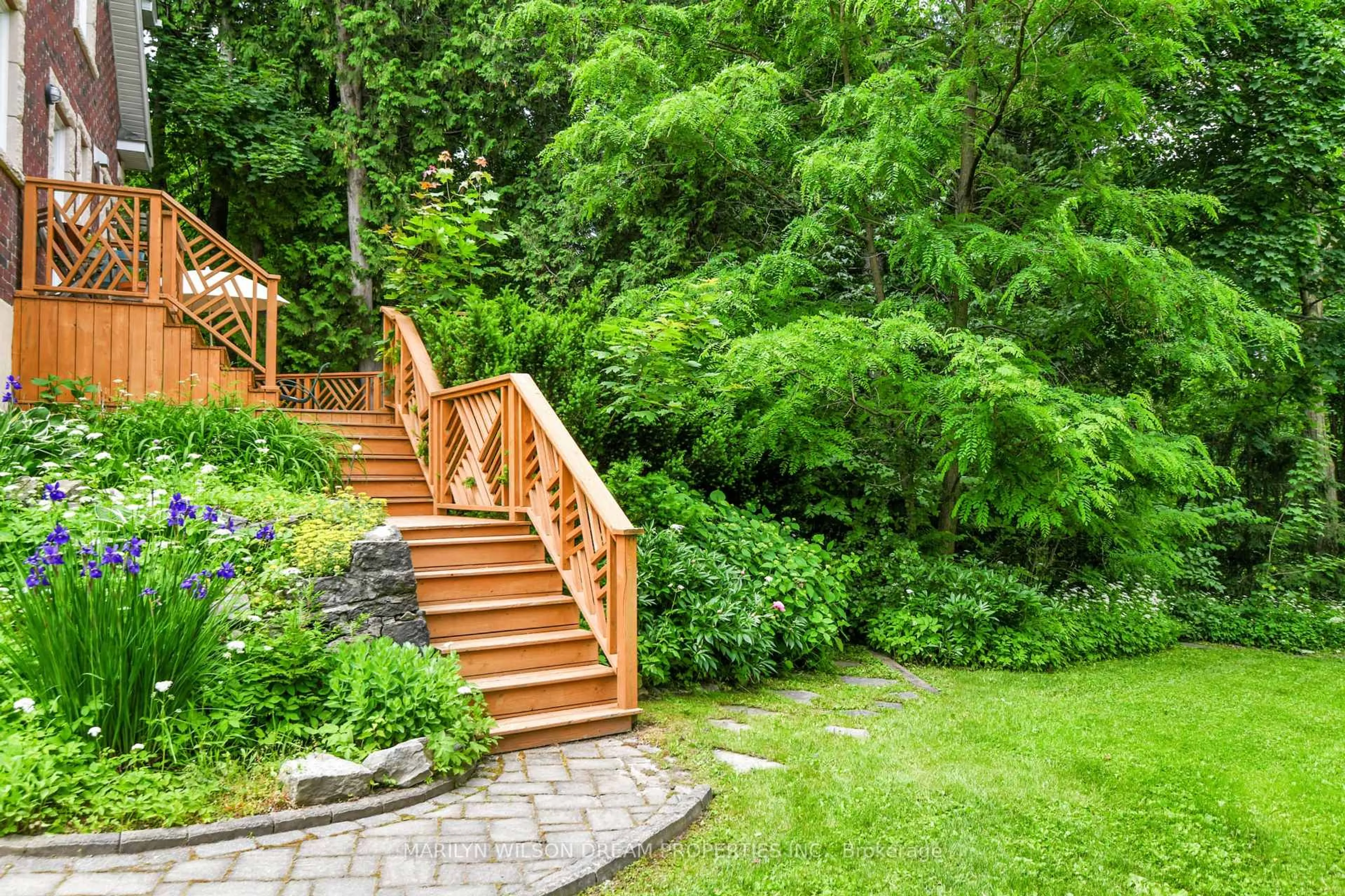 Stairs for 211 Northcote Pl, Ottawa Ontario K1M 0Y7