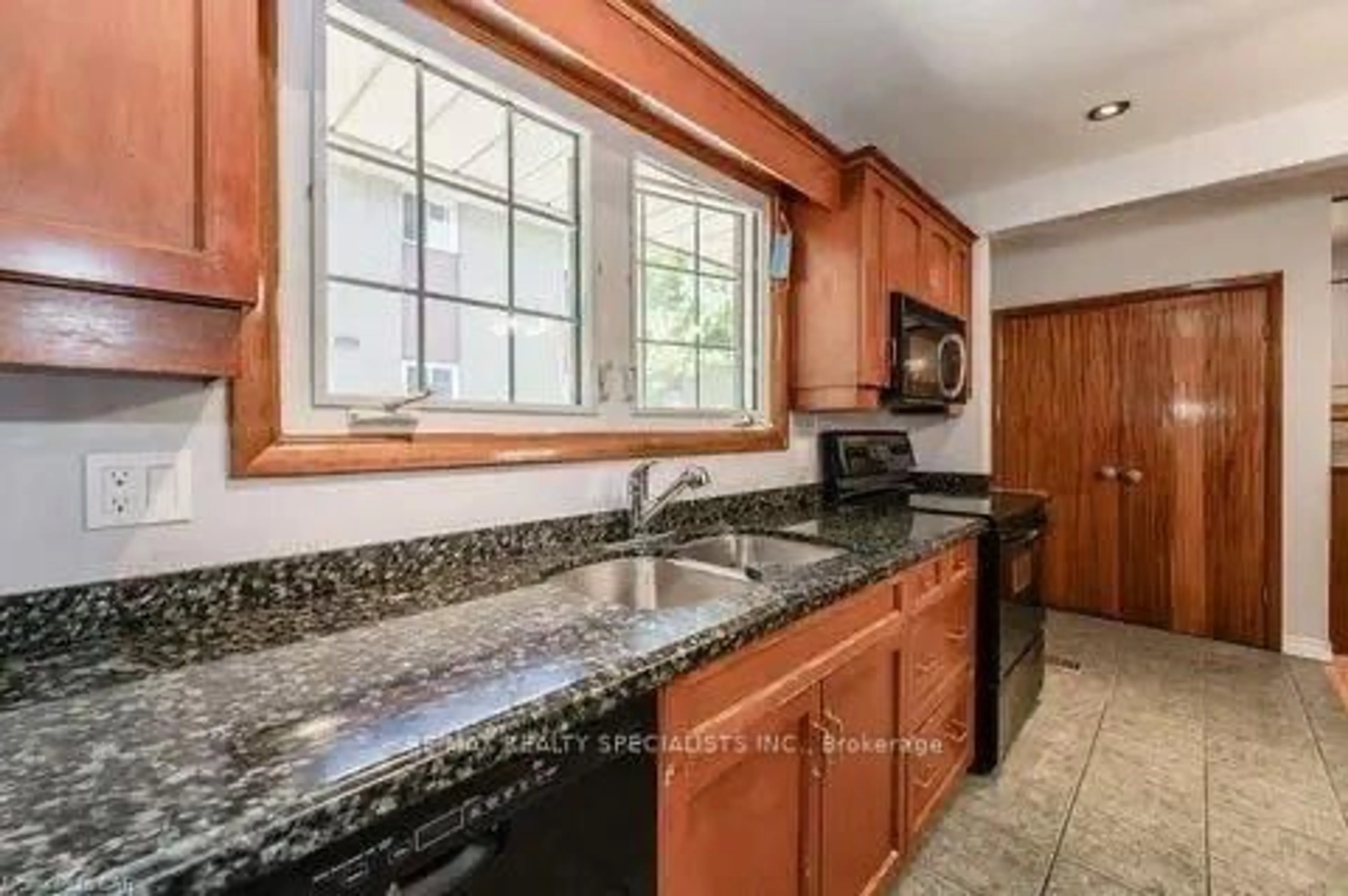 Standard kitchen, ceramic/tile floor for 87 Secord Ave, Kitchener Ontario N2B 2L3