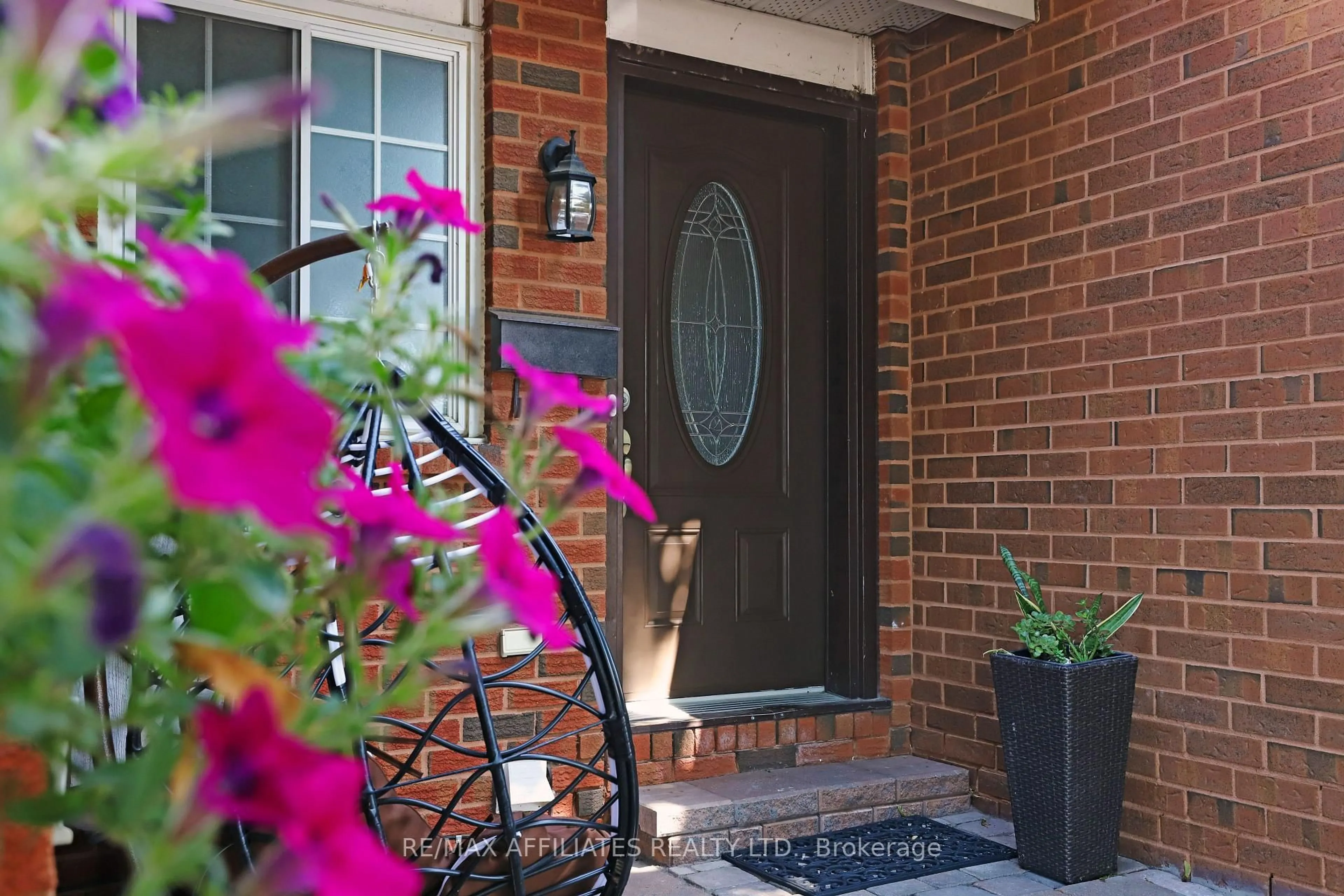 Indoor entryway for 593 Latour Cres, Ottawa Ontario K4A 1P3