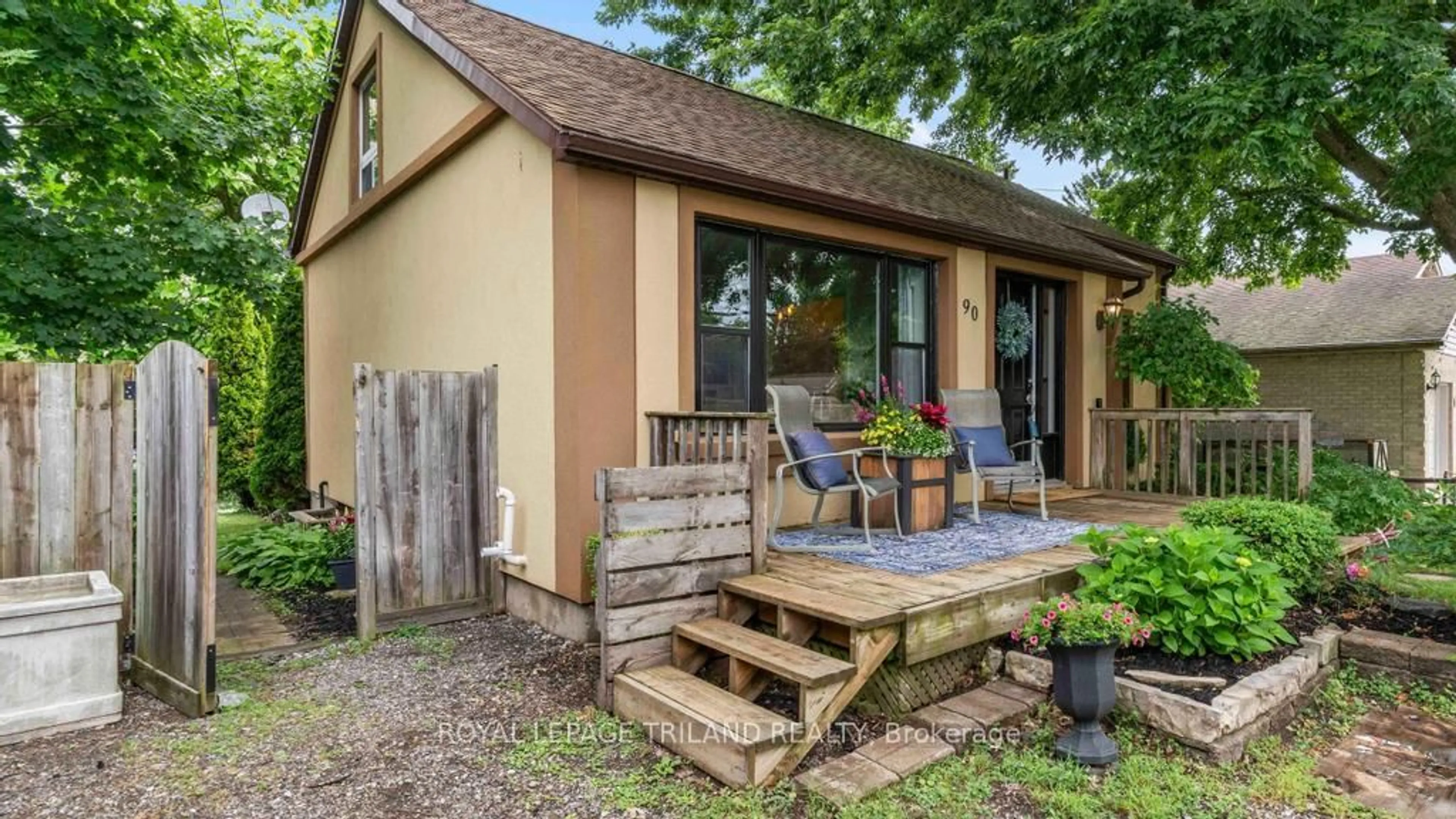 Patio, street for 90 QUEEN St, Thames Centre Ontario N0L 1G2
